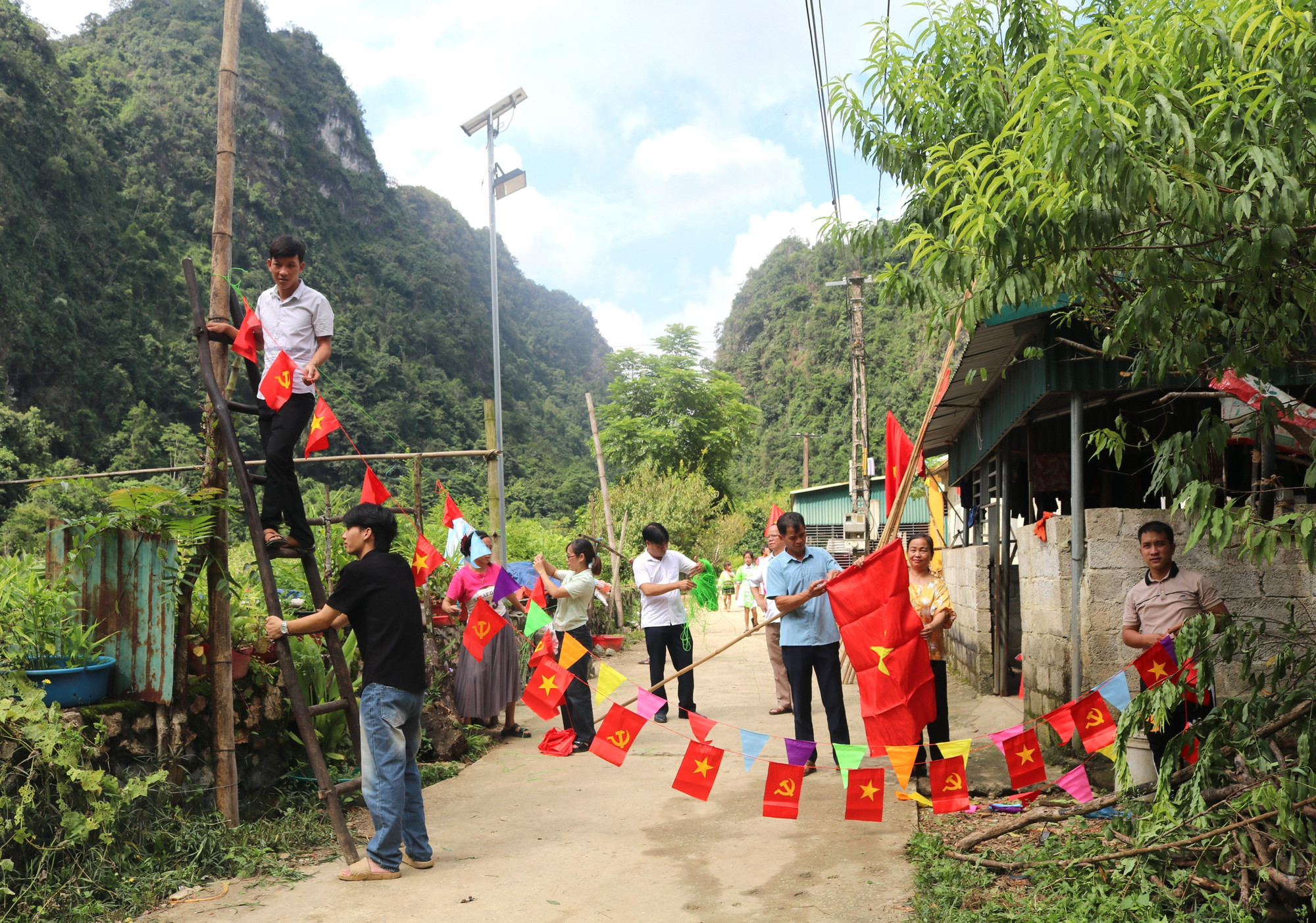Người dân xóm Hạ Sơn náo nức đón chờ Tết Độc lập. Người dân xóm Hạ Sơn náo nức đón chờ Tết Độc lập.
