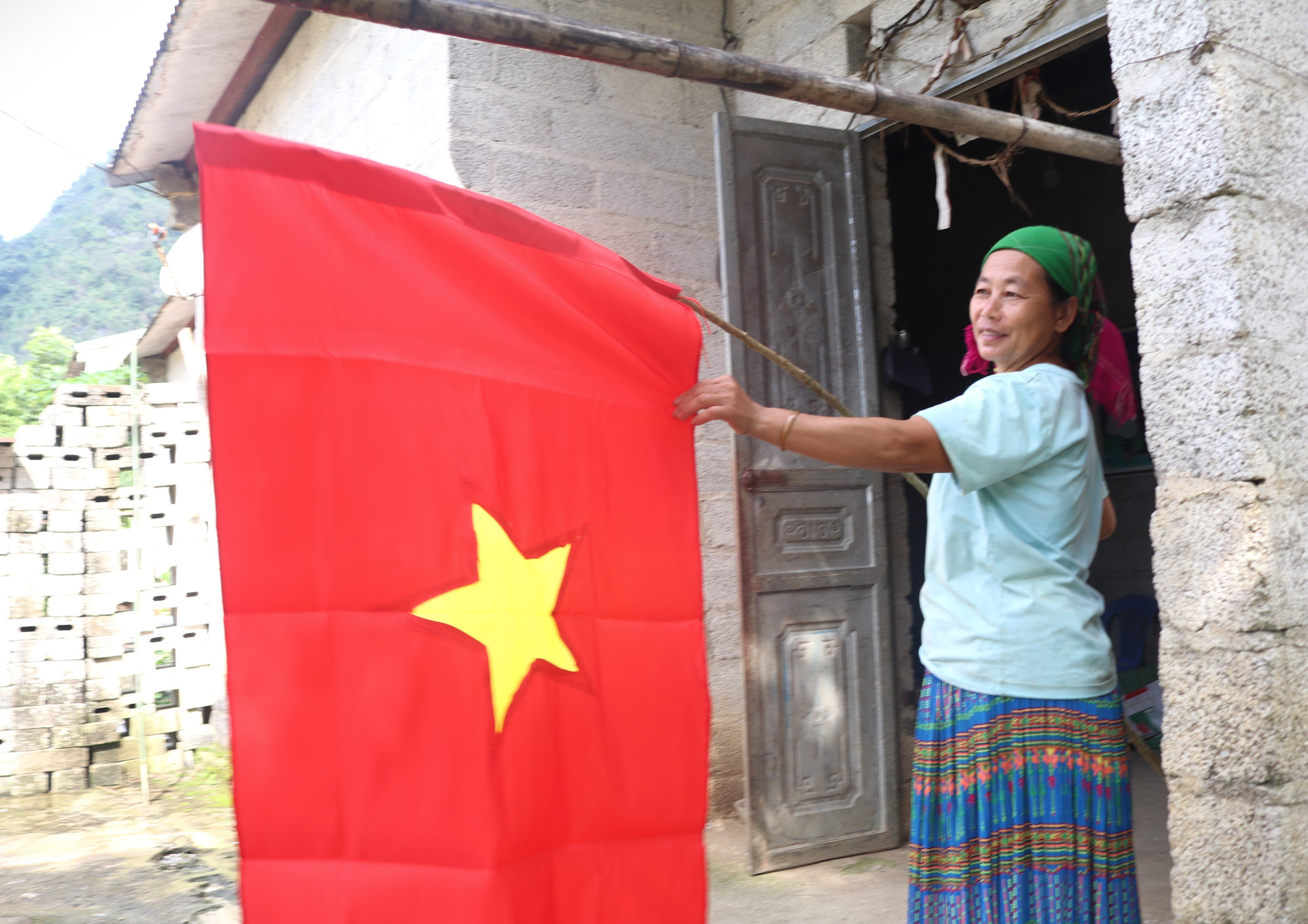 Đồng bào Mông treo cờ Tổ quốc mừng Tết Độc lập. Đồng bào Mông treo cờ Tổ quốc mừng Tết Độc lập.