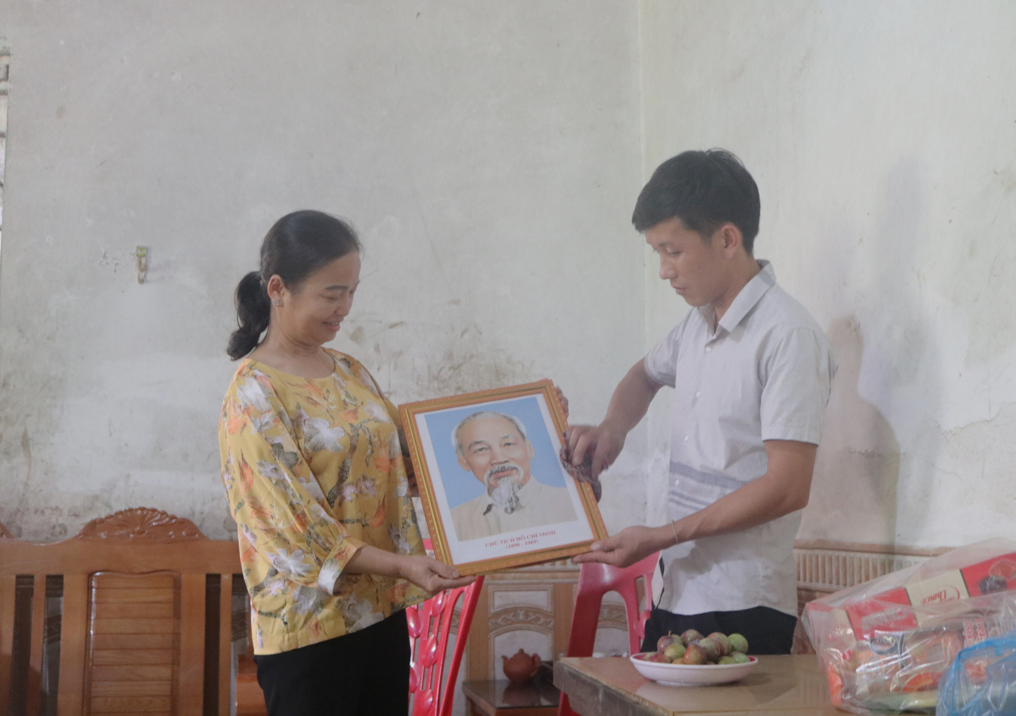 Đồng bào Mông khu hạ sơn xóm Đà Vĩ treo ảnh Bác Hồ ở nơi trang trọng nhất trong nhà. Đồng bào Mông khu hạ sơn xóm Đà Vĩ treo ảnh Bác Hồ ở nơi trang trọng nhất trong nhà.