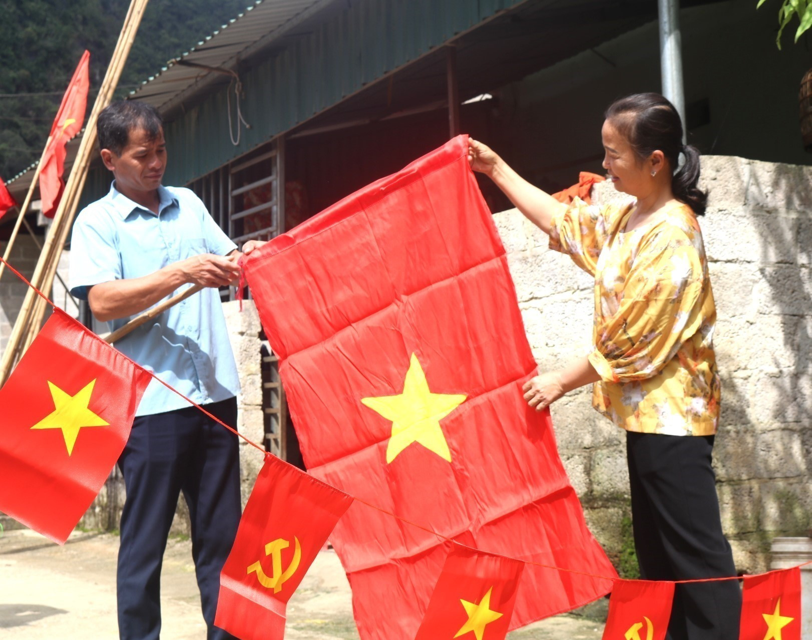 Người dân xóm Hạ Sơn náo nức đón chờ Tết Độc lập. Người dân xóm Hạ Sơn náo nức đón chờ Tết Độc lập.