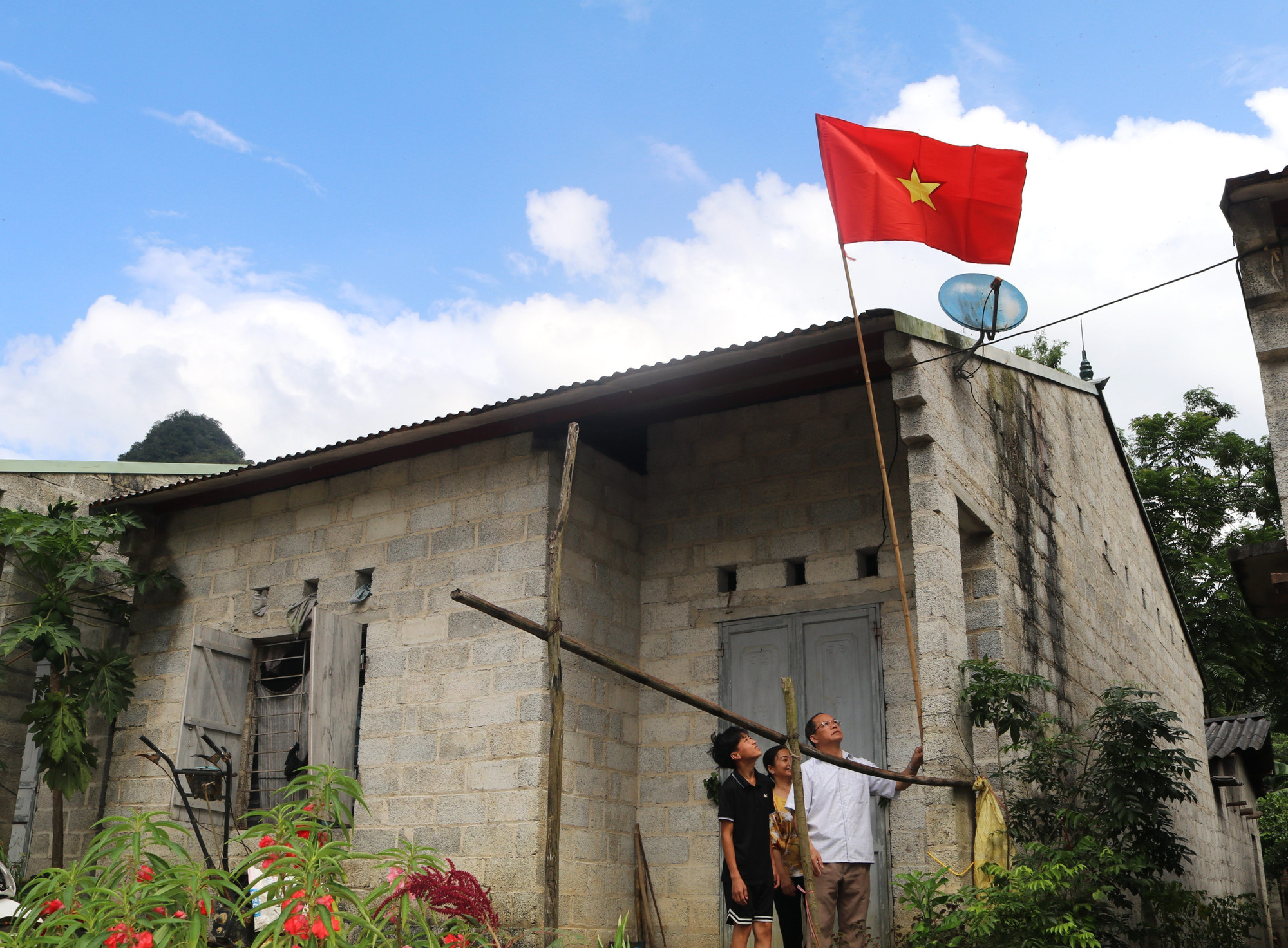 Đồng bào Mông treo cờ Tổ quốc mừng Tết Độc lập. Đồng bào Mông treo cờ Tổ quốc mừng Tết Độc lập.