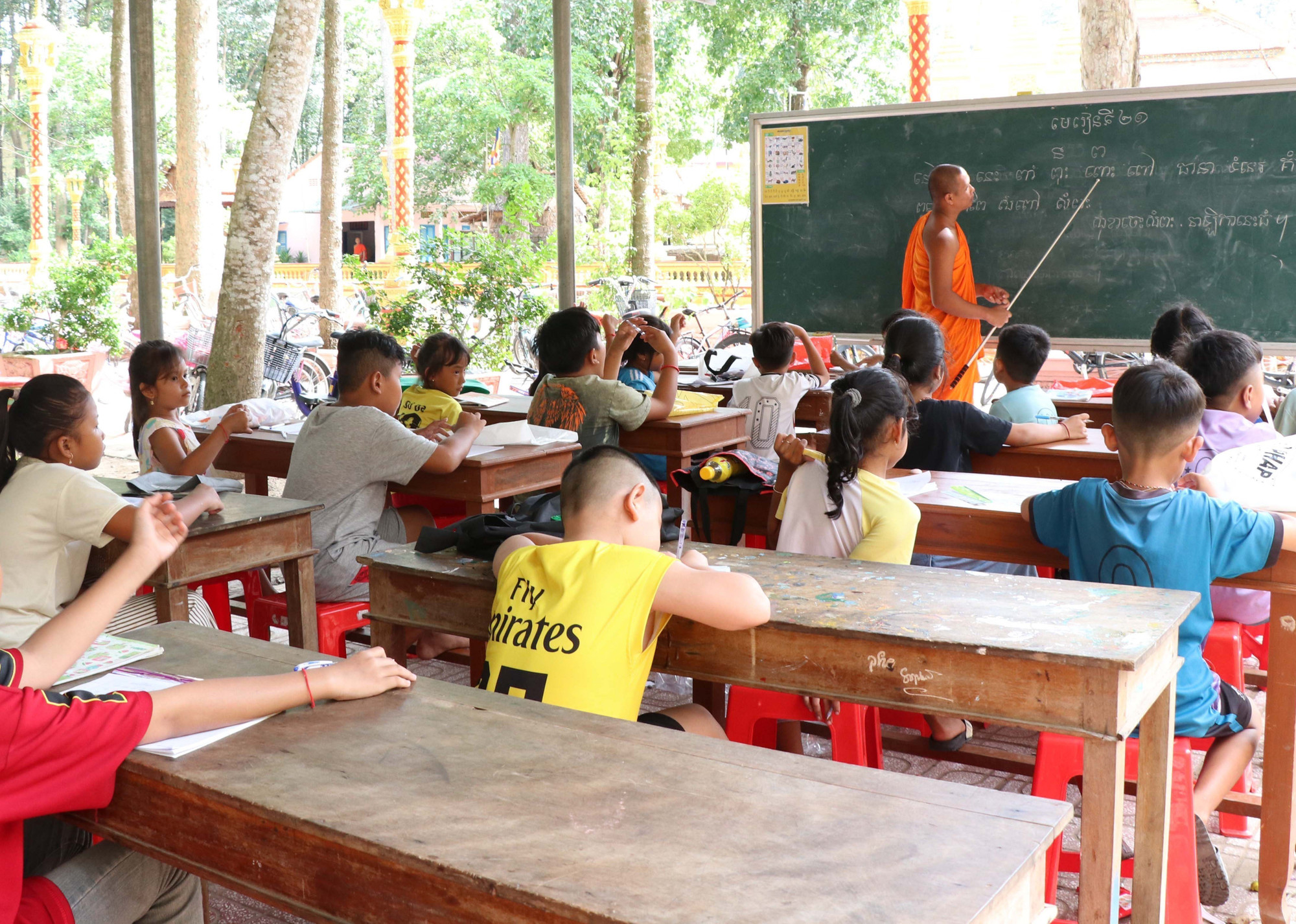 Lớp dạy chữ Khmer tại chùa Âng (phường Nguyệt Hóa, tỉnh Vĩnh Long). Lớp dạy chữ Khmer tại chùa Âng (phường Nguyệt Hóa, tỉnh Vĩnh Long).