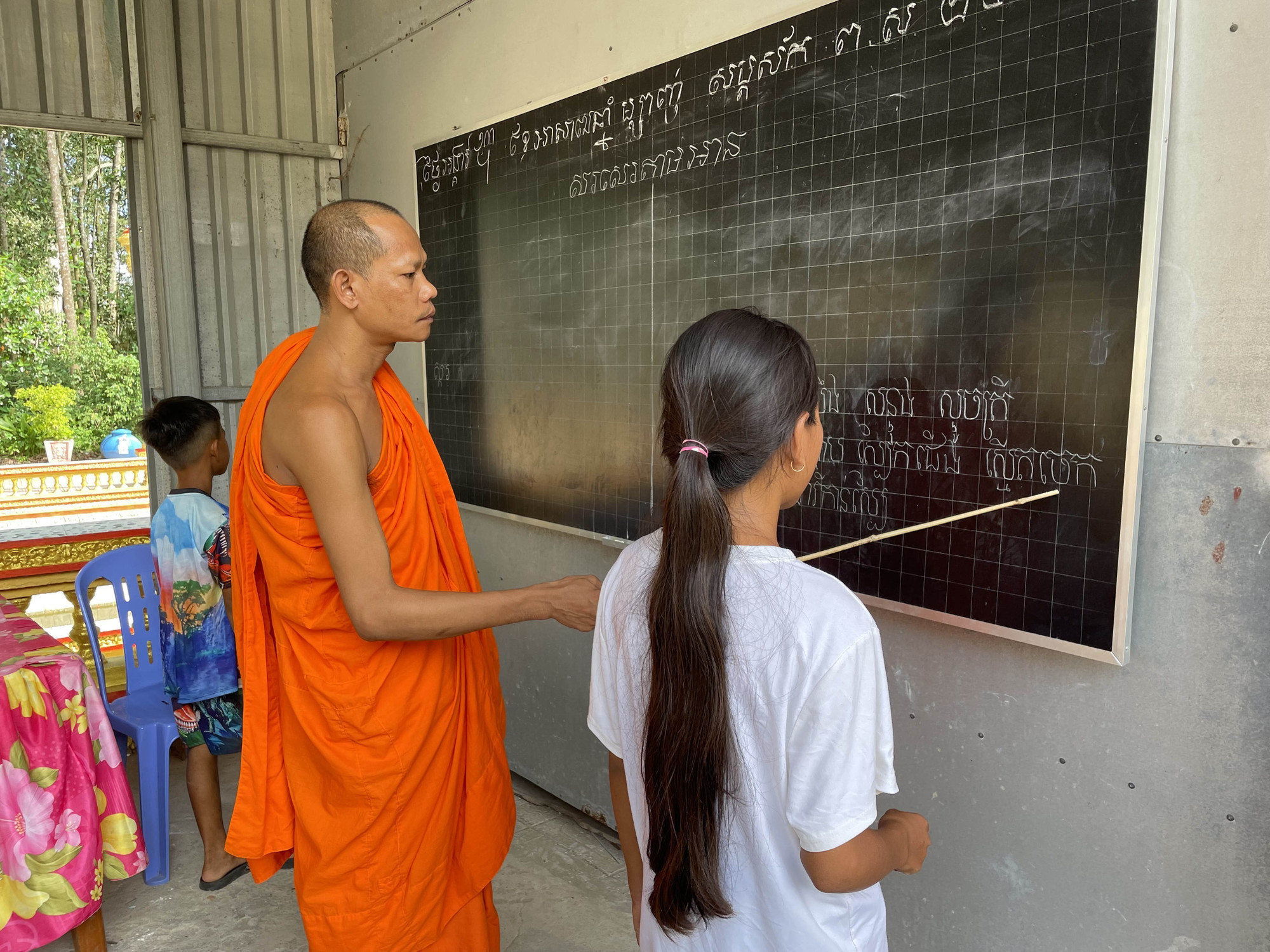 Lớp dạy chữ Khmer tại chùa Âng (phường Nguyệt Hóa, tỉnh Vĩnh Long). day-chu-khmer-2.jpg