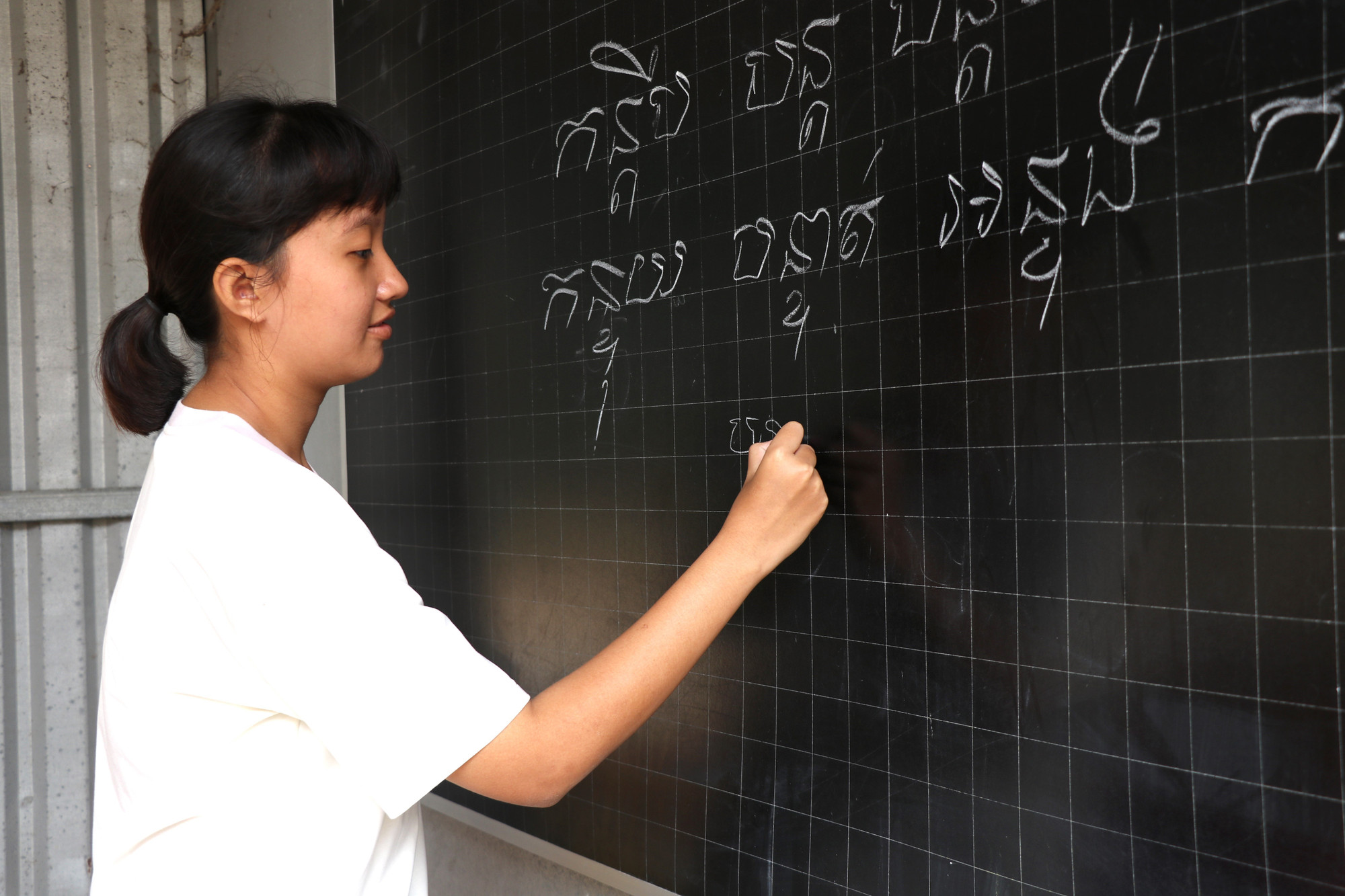 Em Thạch Châu Ngọc, học sinh lớp 11 trường Trung cấp Pali–Khmer Trà Vinh học chữ Khmer tại chùa Âng (phường Nguyệt Hóa, tỉnh Vĩnh Long). Em Thạch Châu Ngọc, học sinh lớp 11 trường Trung cấp Pali–Khmer Trà Vinh học chữ Khmer tại chùa Âng (phường Nguyệt Hóa, tỉnh Vĩnh Long).