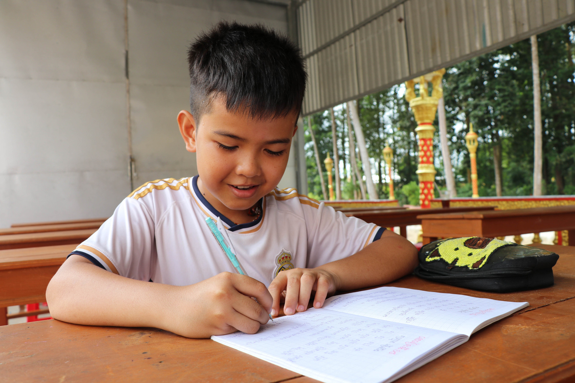 Em Thạch Tô Sôvane Khemara (lớp 7) tập viết chữ Khmer. Em Thạch Tô Sôvane Khemara (lớp 7) tập viết chữ Khmer.