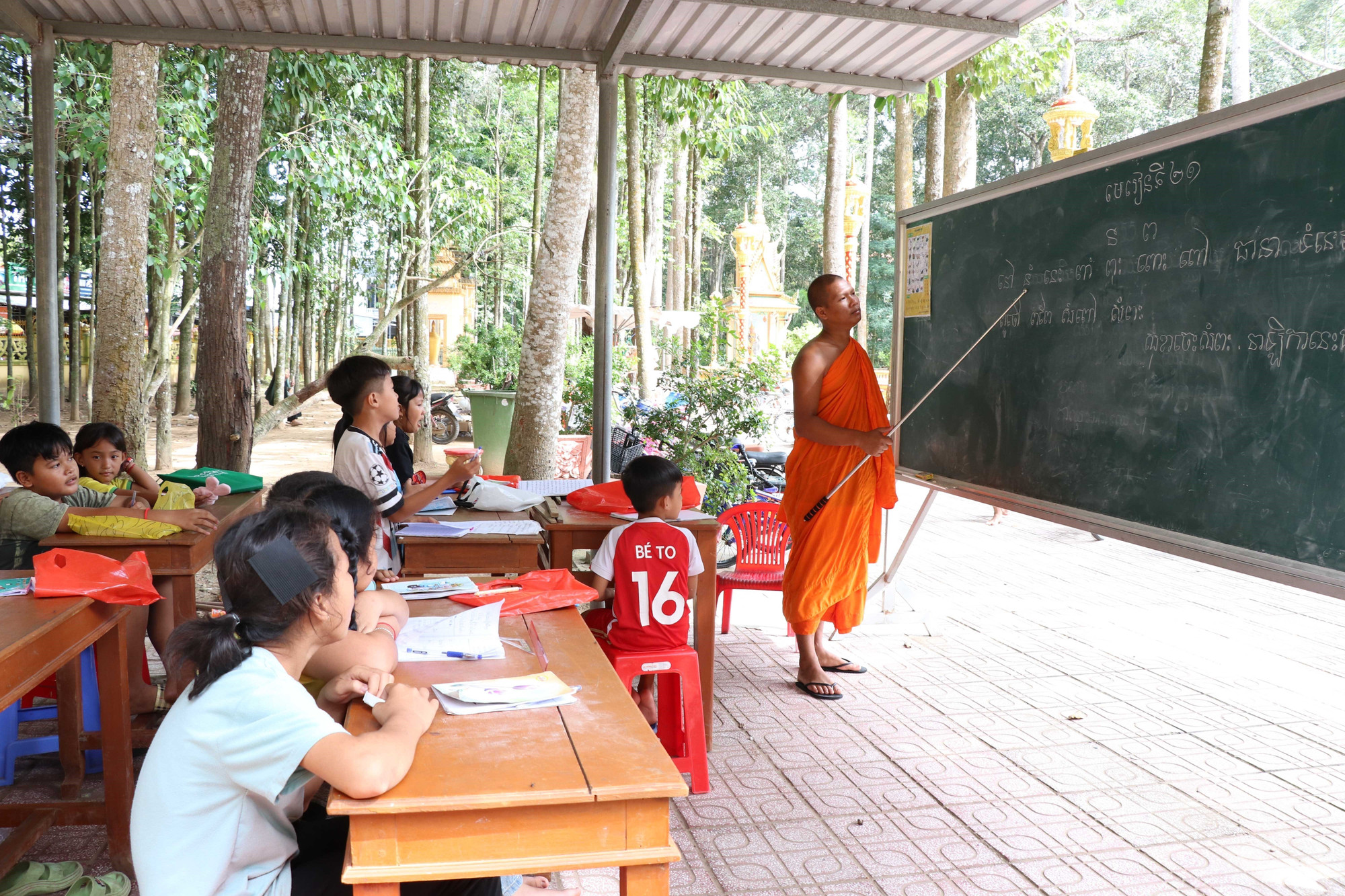 Lớp dạy chữ Khmer tại chùa Âng (phường Nguyệt Hóa, tỉnh Vĩnh Long). Lớp dạy chữ Khmer tại chùa Âng (phường Nguyệt Hóa, tỉnh Vĩnh Long).