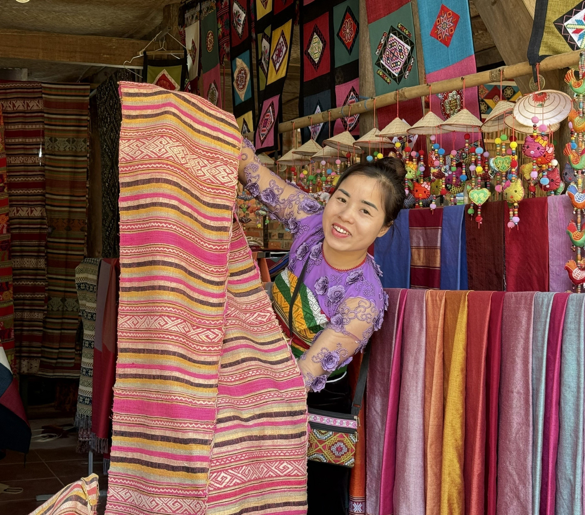 Niềm tự hào khi được giới thiệu sản phẩm khăn thổ cẩm của dân tộc.