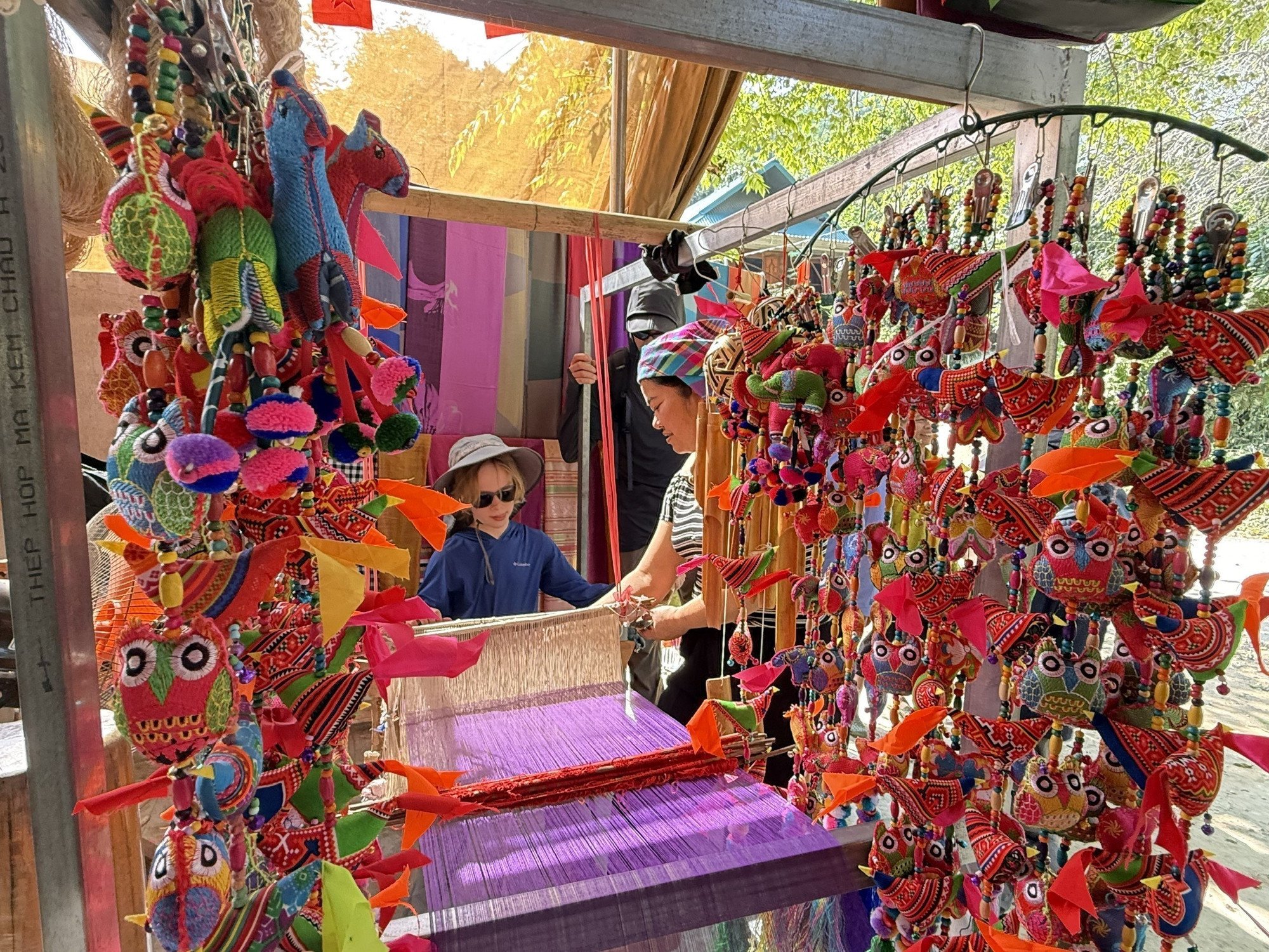 Khi Khu Du lịch Pù Luông phát triển, nghề dệt thổ cẩm thôn Lặn Ngoài cũng được du khách biết đến nhiều hơn, trở thành điểm đến cho du khách trải nghiệm, tìm hiểu nghề truyền thống.