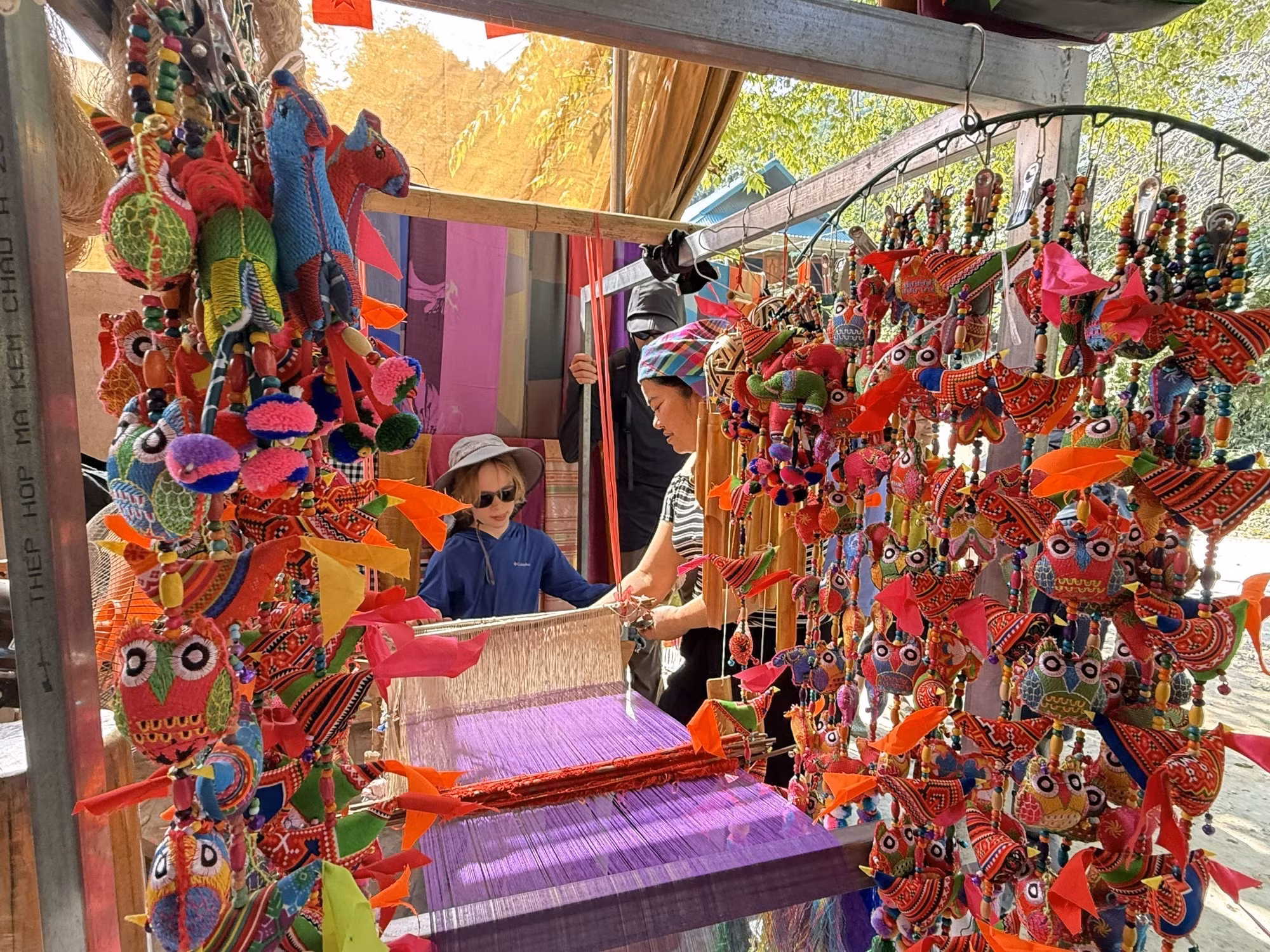 Khi Khu Du lịch Pù Luông phát triển, nghề dệt thổ cẩm thôn Lặn Ngoài cũng được du khách biết đến nhiều hơn, trở thành điểm đến cho du khách trải nghiệm, tìm hiểu nghề truyền thống.