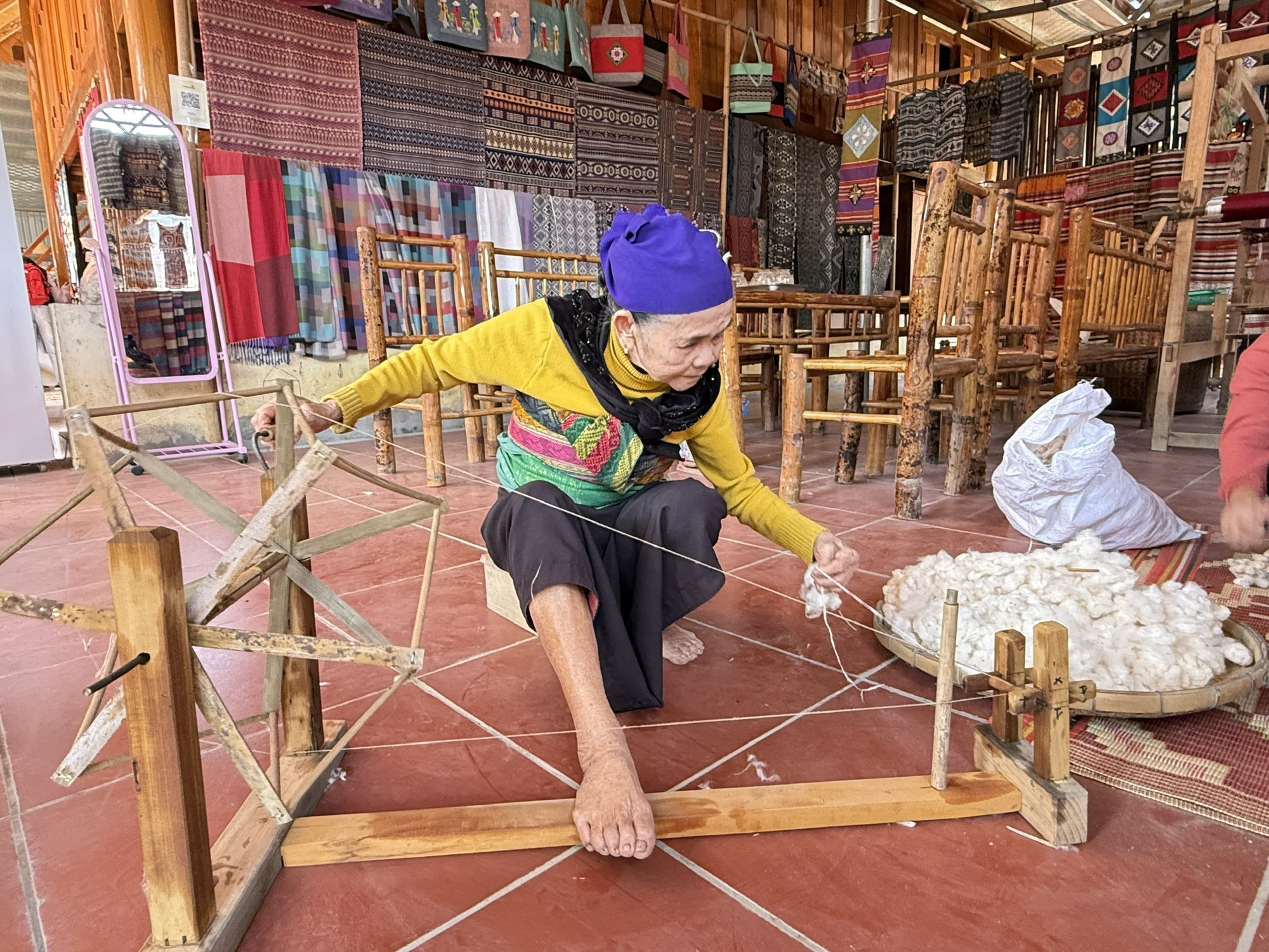 Ghé thăm thôn Lặn Ngoài, không khó để bắt gặp hình ảnh những cụ bà ở tuổi ngoài 70, mắt vẫn tinh, tay vẫn lanh lẹ cần mẫn xe sợi, dệt vải, may vá, thêu thùa.