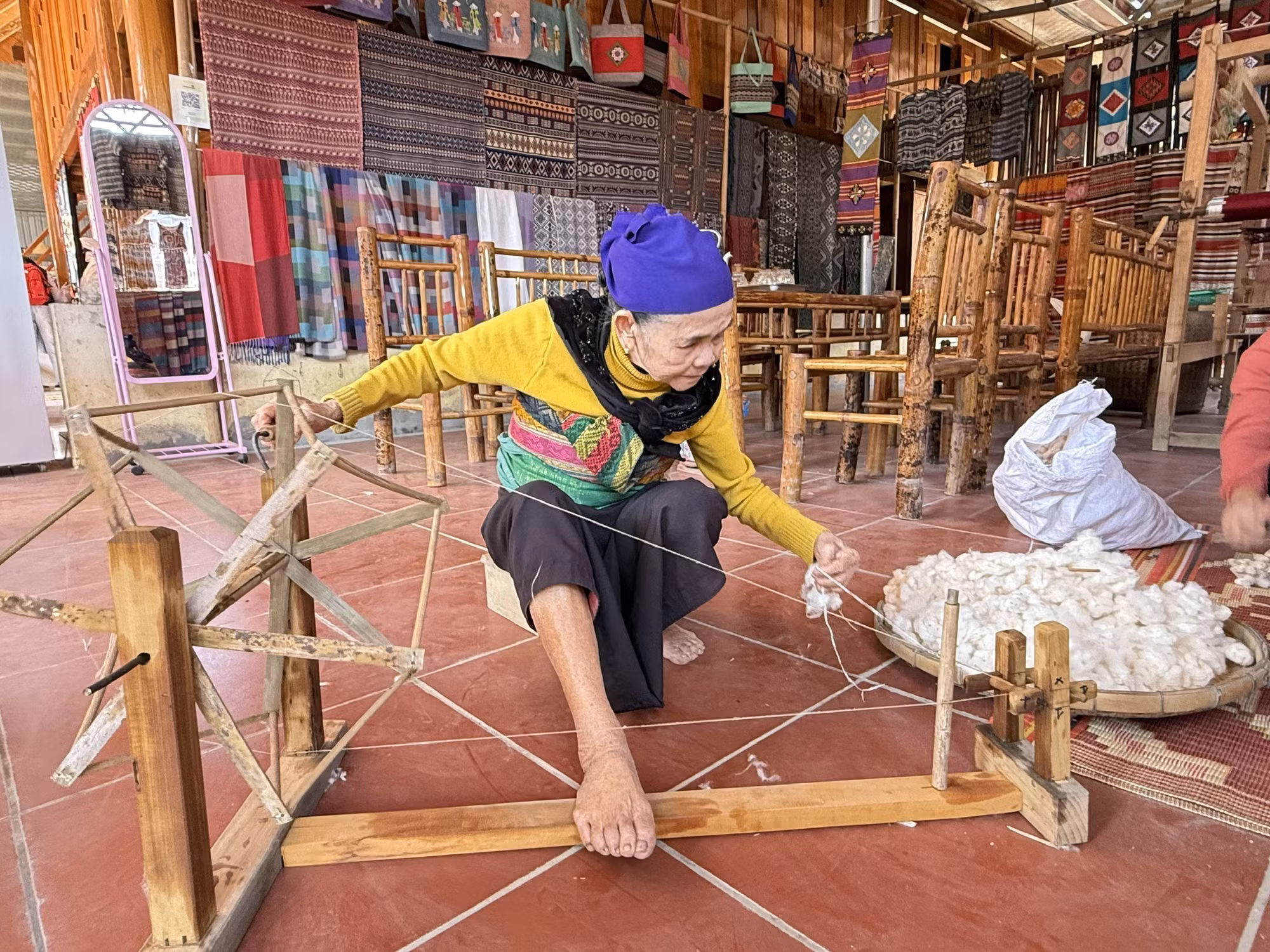 Ghé thăm thôn Lặn Ngoài, không khó để bắt gặp hình ảnh những cụ bà ở tuổi ngoài 70, mắt vẫn tinh, tay vẫn lanh lẹ cần mẫn xe sợi, dệt vải, may vá, thêu thùa.