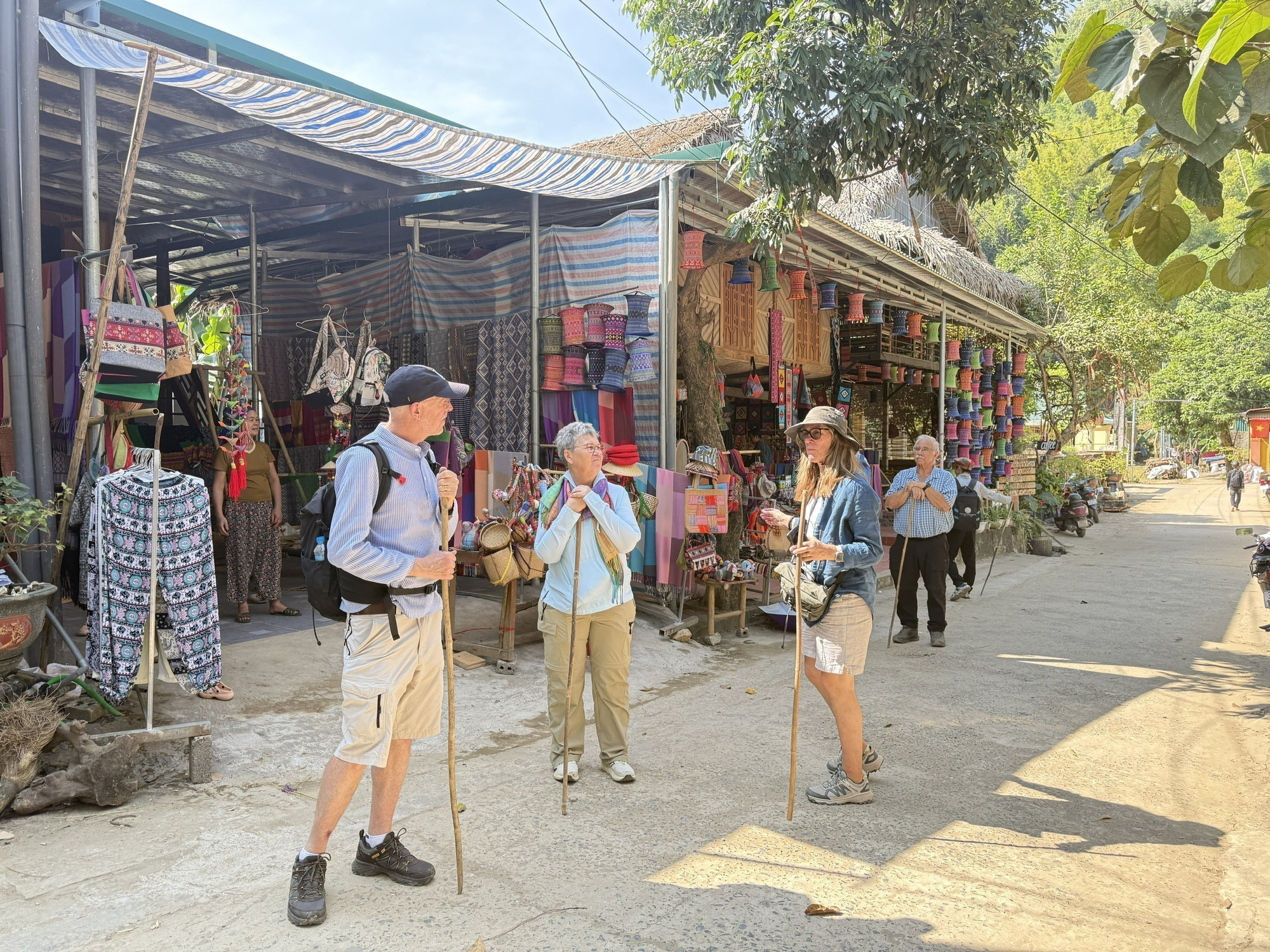 Những năm gần đây chính quyền xã Pù Luông đã khôi phục và phát triển nghề dệt thổ cẩm ở thôn Lặn Ngoài gắn với khai thác lợi thế du lịch.