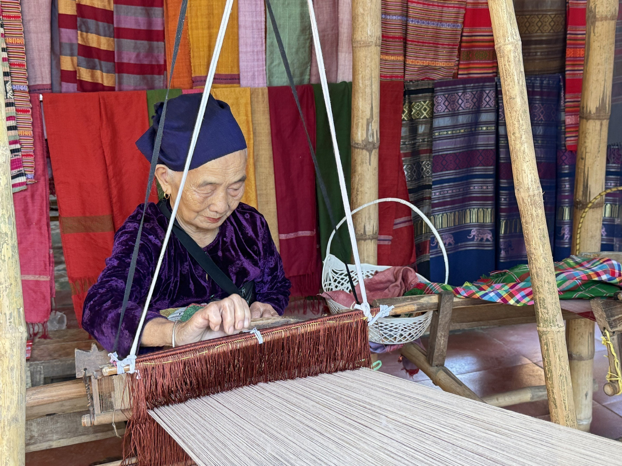 Bà Hà Thị Nhân (thôn Lặn Ngoài, xã Pù Luông) gắn bó với nghề dệt thổ cẩm 65 năm.