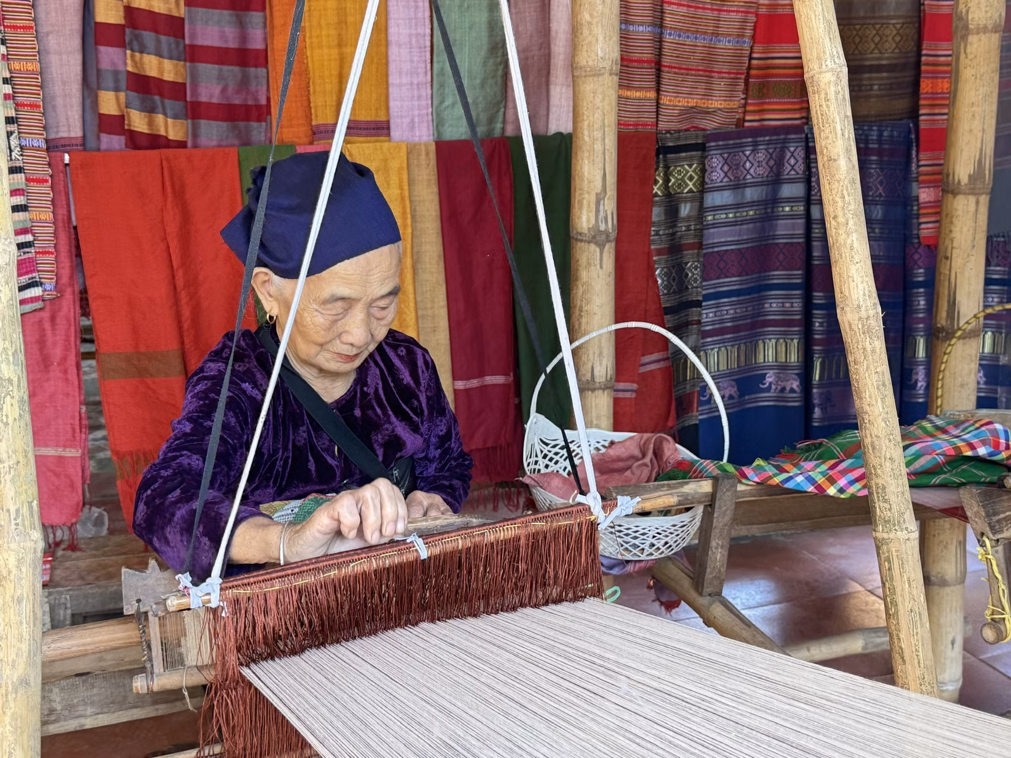 Bà Hà Thị Nhân (thôn Lặn Ngoài, xã Pù Luông) gắn bó với nghề dệt thổ cẩm 65 năm.