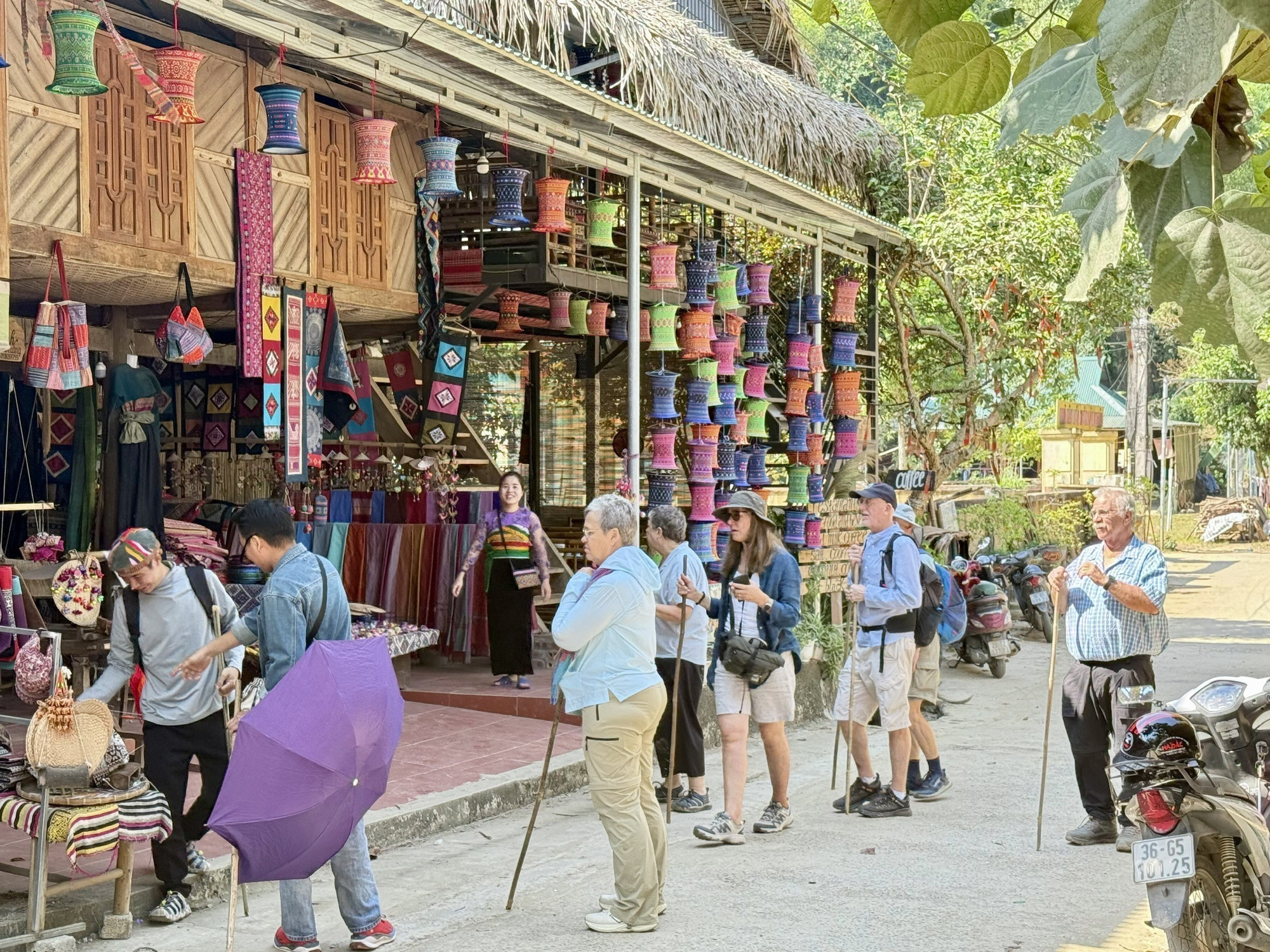 Làng nghề dệt thổ cẩm thôn Lặn Ngoài (xã Pù Luông, tỉnh Thanh Hóa) trở thành điểm đến hấp dẫn khách du lịch quốc tế.