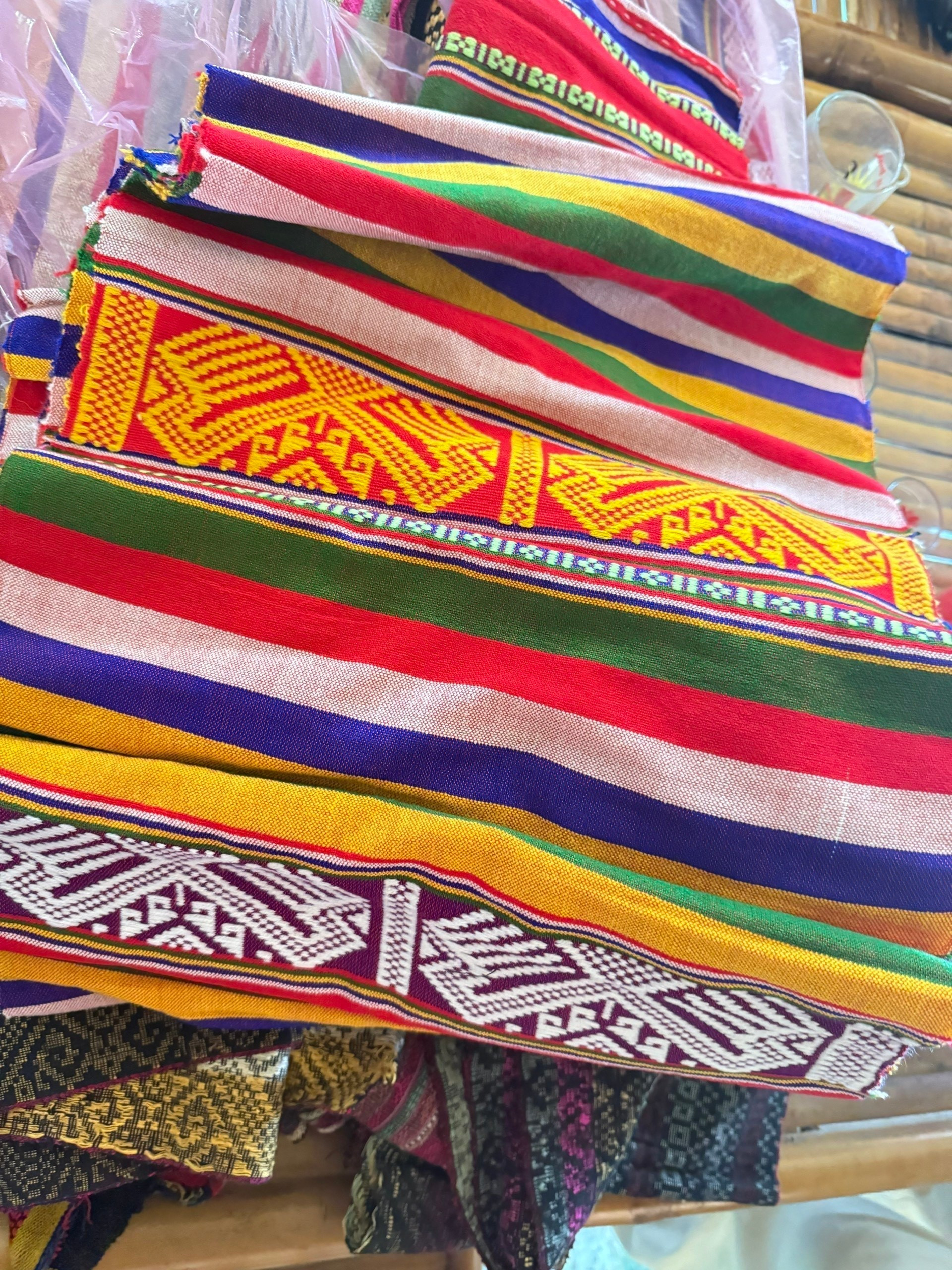 Những tấm vải thổ cẩm có tuổi đời gần 100 năm được người dân thôn Lặn Ngoài, xã Pù Luông sưu tầm, gìn giữ.