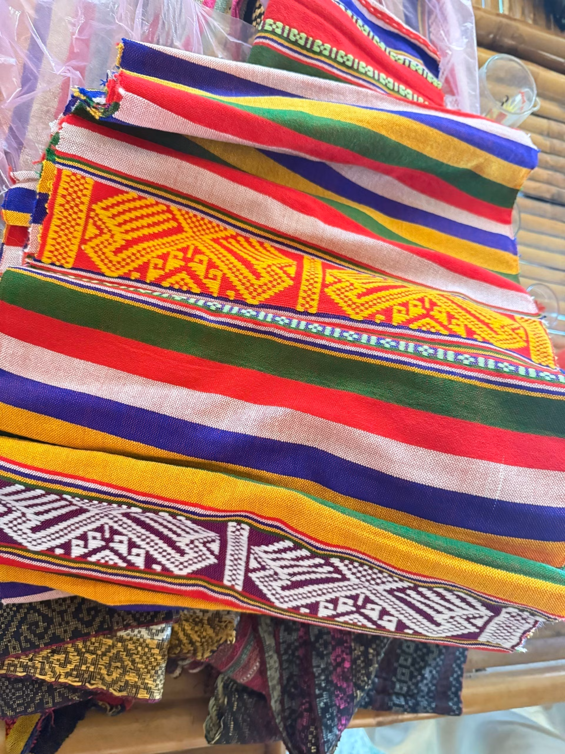 Những tấm vải thổ cẩm có tuổi đời gần 100 năm được người dân thôn Lặn Ngoài, xã Pù Luông sưu tầm, gìn giữ.