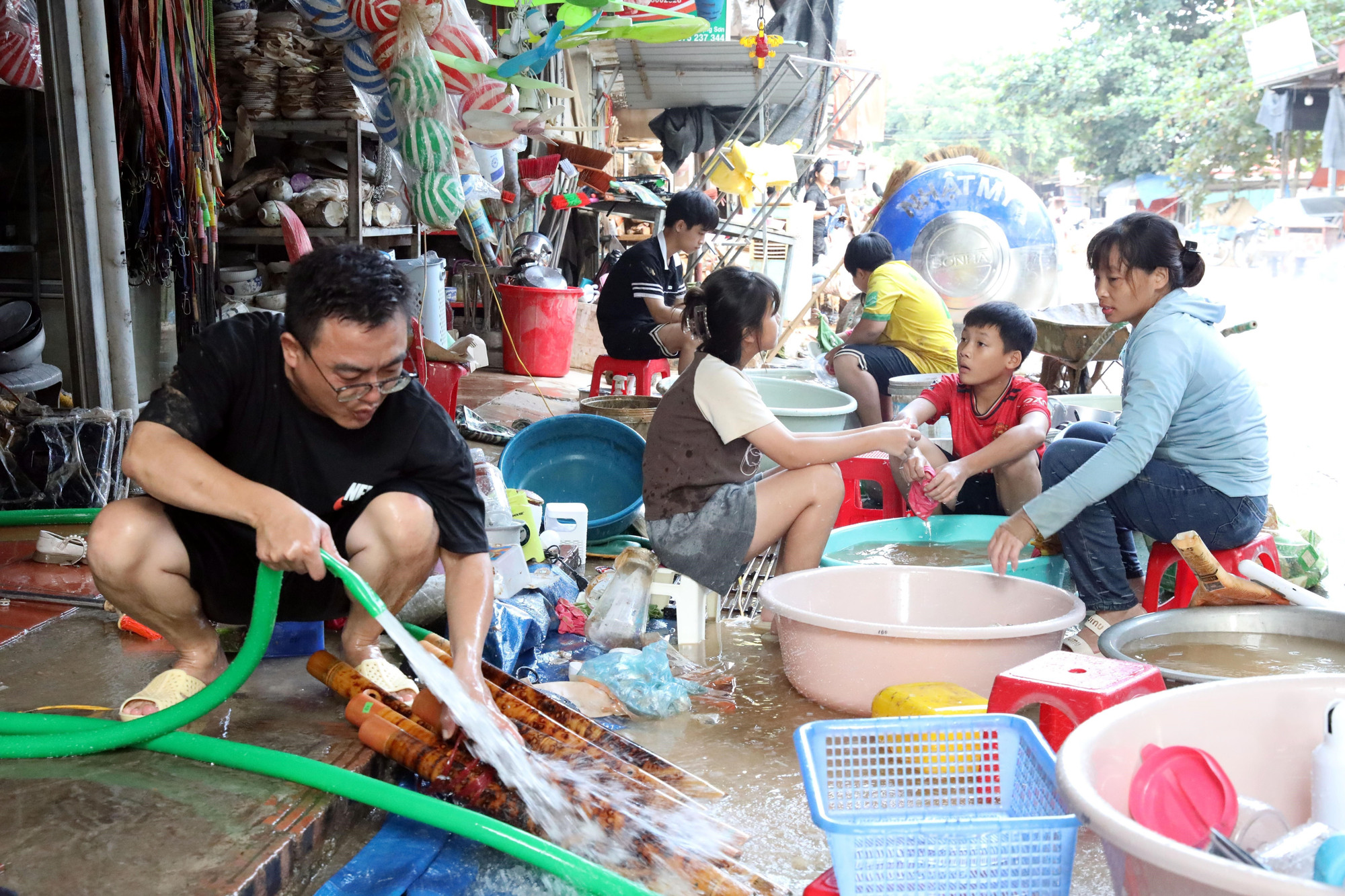 Gia đình anh Vũ Văn Đạo ở thôn Đồng Bụt, xã Yên Bình, bị thiệt hại hàng trăm triệu đồng vì mưa lũ. Ảnh: Văn Đạt/TTXVN lang-son-khac-phu-hau-qua-sau-mua-lu-7.jpg