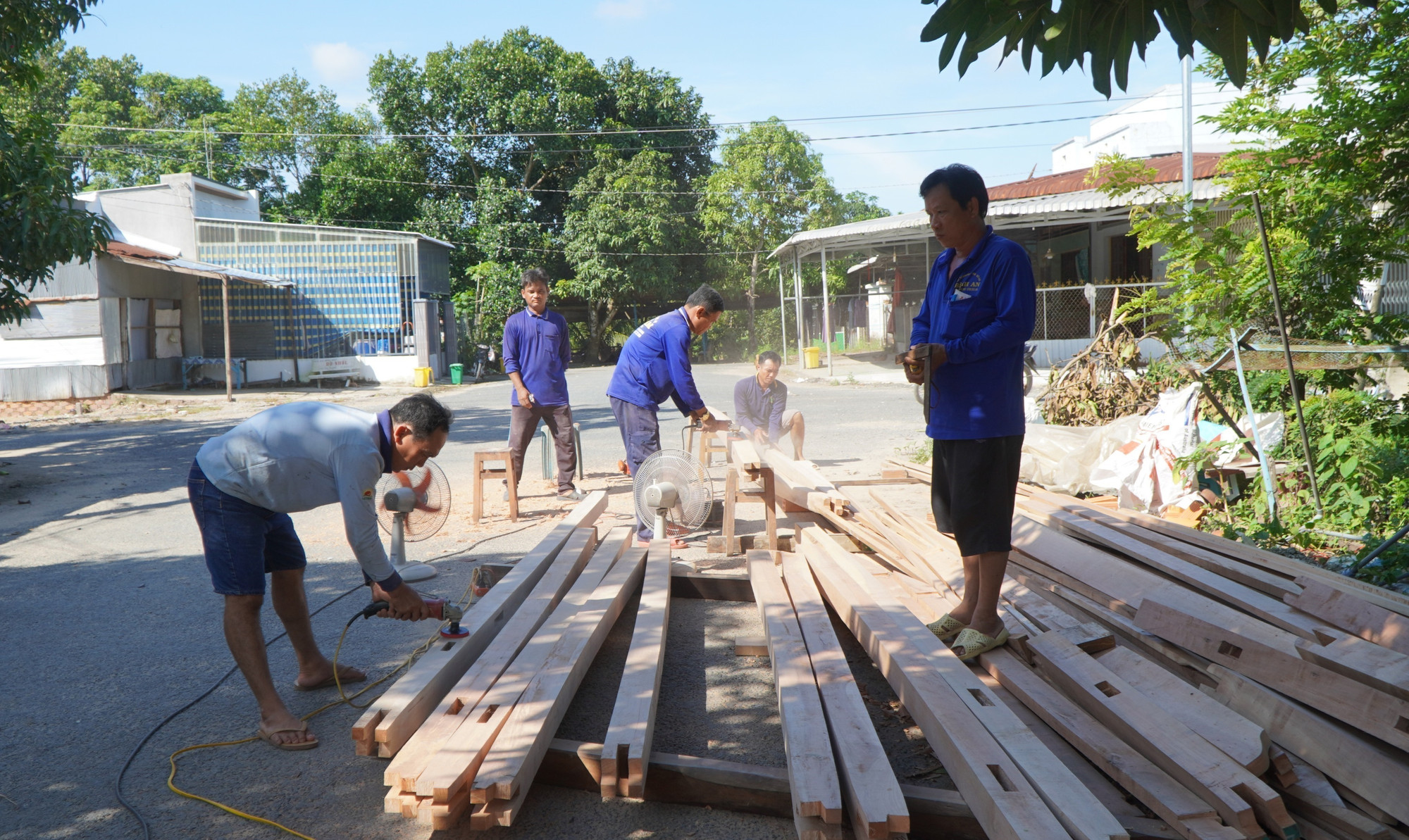 Tổ cất nhà từ thiện xã Tân Thạnh, huyện Thanh Bình góp công làm nhà thuộc Chương trình xóa nhà tạm, nhà dột nát. Ảnh: Nhựt An/TTXVN nha-tam.jpg