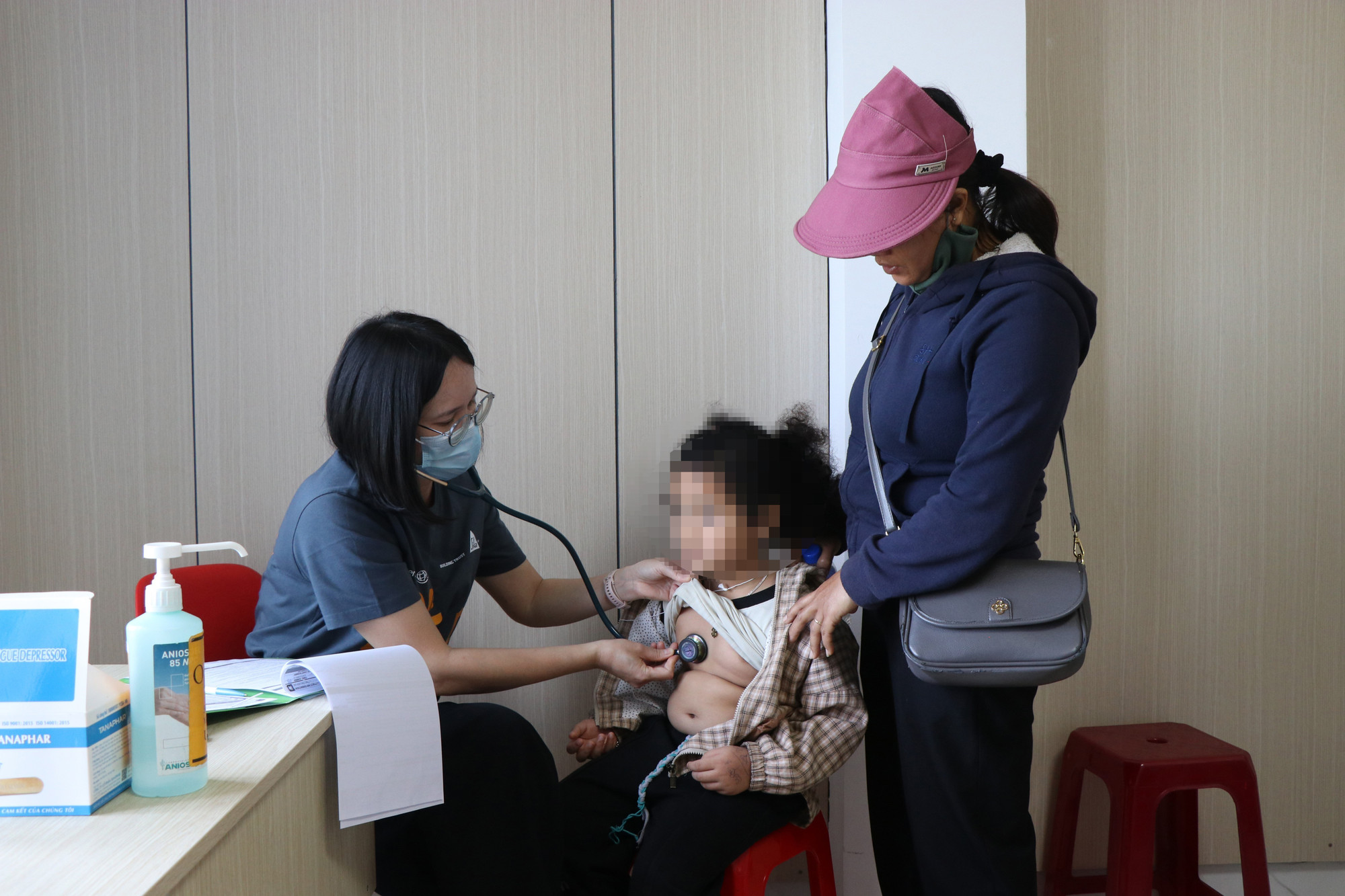 Khám sáng lọc cho trẻ em bị dị tật bẩm sinh môi, vòm miệng.