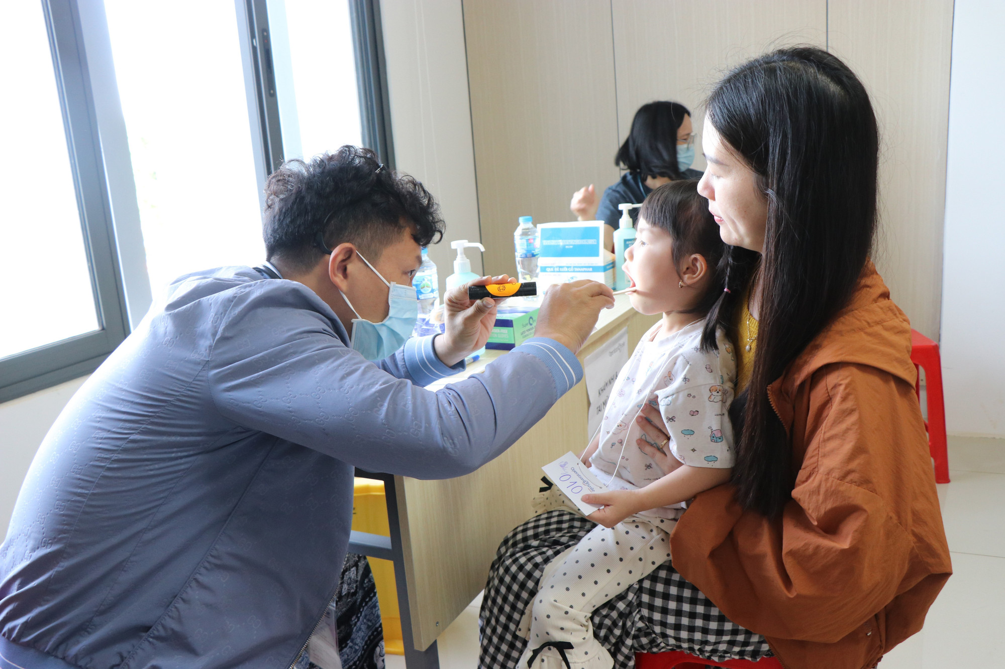 Khám sáng lọc cho trẻ em bị dị tật bẩm sinh môi, vòm miệng.