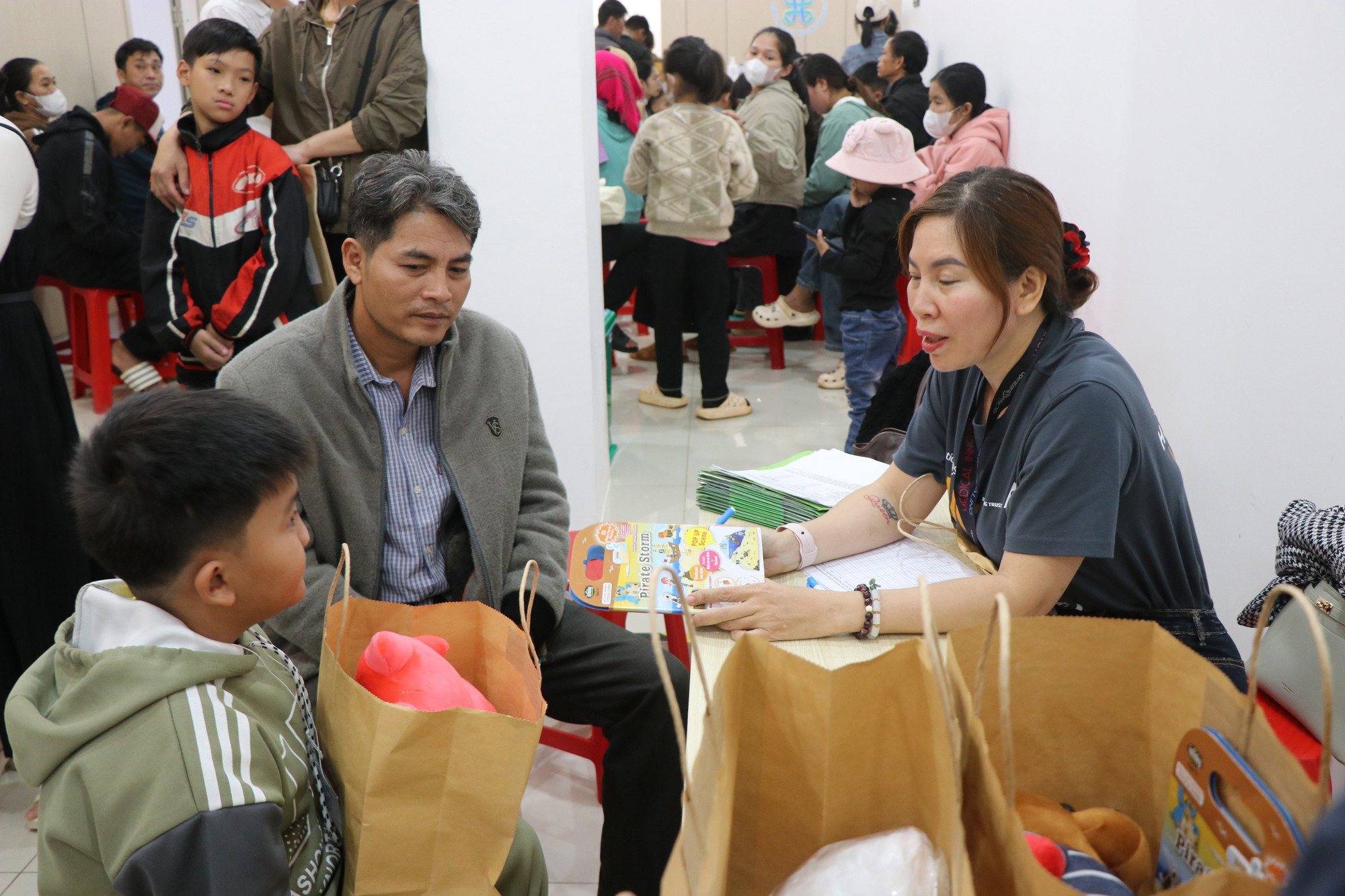 Ngoài việc khám và phẫu thuật miễn phí, nhà tài trợ hỗ trợ trực tiếp cho bệnh nhân đến khám một phần chi phí đi lại, ăn uống và lưu trú trong thời gian điều trị.