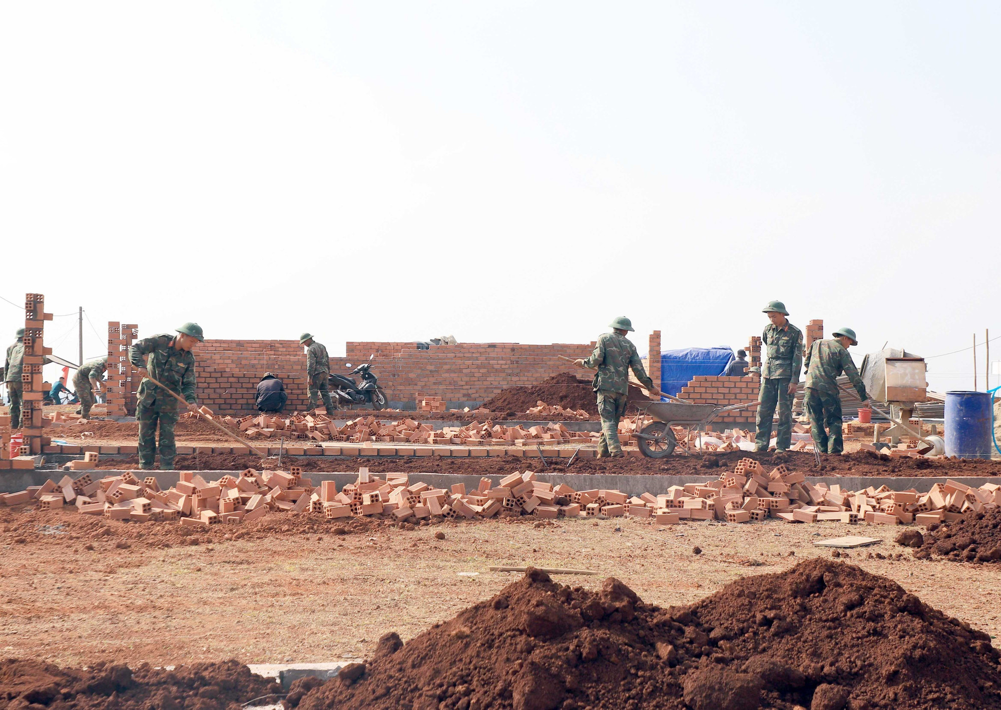 Cán bộ, chiến sĩ Bộ Chỉ huy Quân sự tỉnh Lâm Đồng được huy động để hỗ trợ thi công dự án.