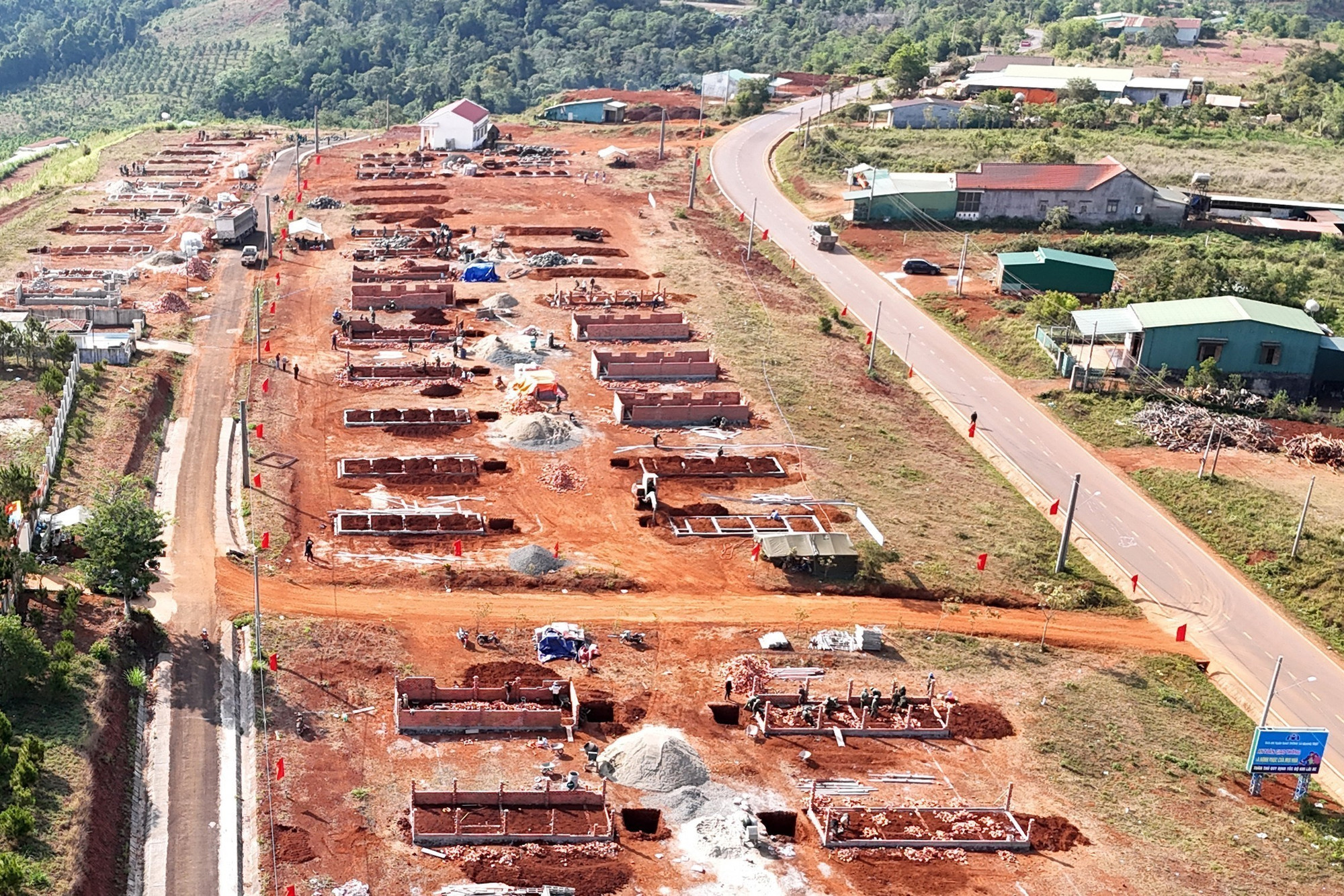 Vị trí dự án nằm ven Quốc lộ 14C, gần khu dân cư.