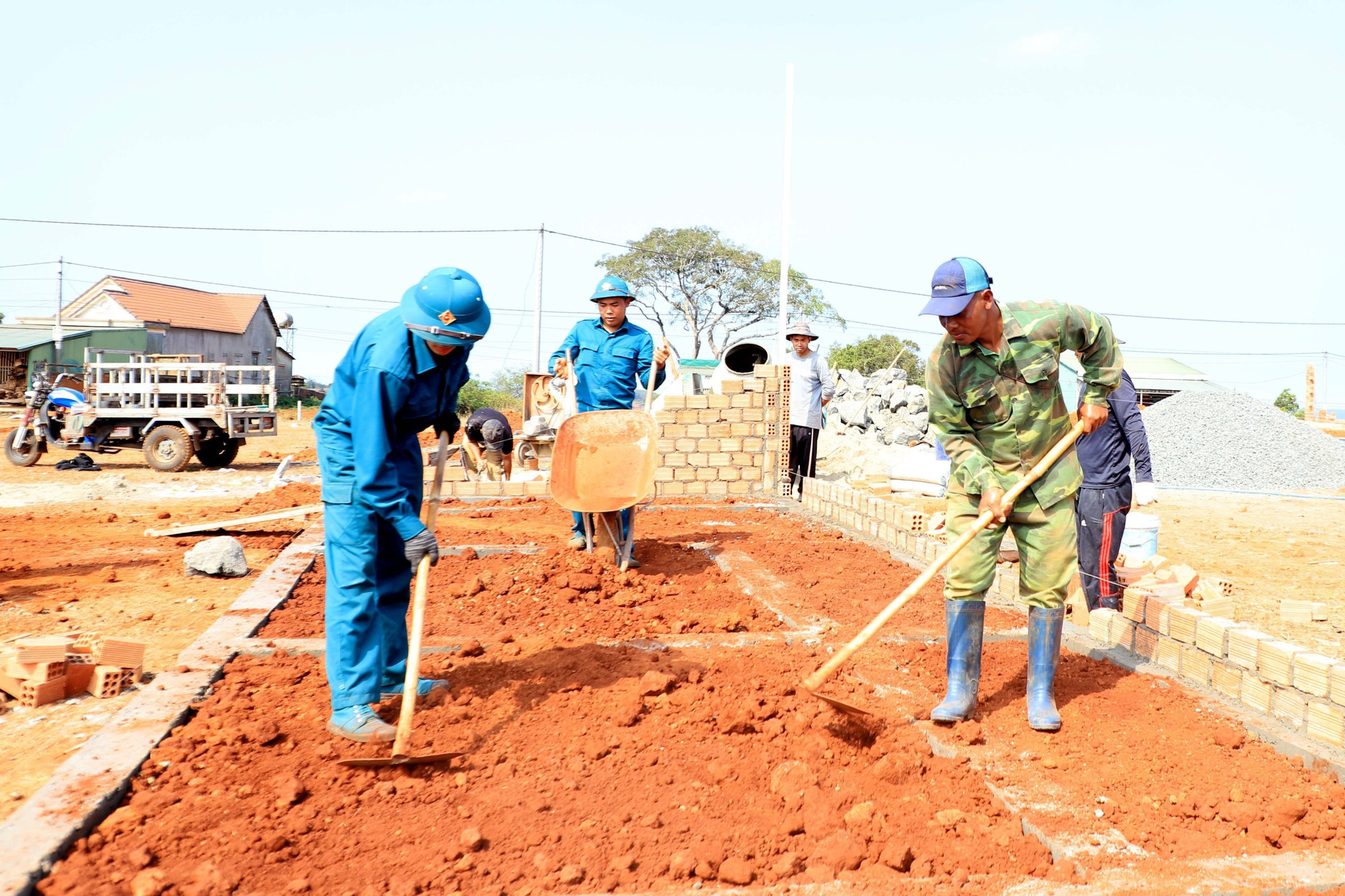 Cán bộ, chiến sĩ Bộ Chỉ huy Quân sự tỉnh Lâm Đồng được huy động để hỗ trợ thi công dự án.