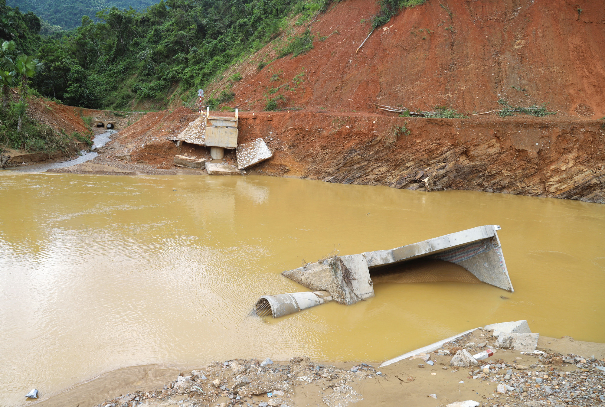 Cầu bê-tông bắc qua suối Nậm Ngân bị lũ ống, lũ quét cuốn trôi các nhịp và đổ mố cầu khiến đồng bào Ơ Đu không thể di chuyển sang khu vực chăn nuôi, sản xuất nông nghiệp tập trung bên kia suối. Cầu bê-tông bắc qua suối Nậm Ngân bị lũ ống, lũ quét cuốn trôi các nhịp và đổ mố cầu khiến đồng bào Ơ Đu không thể di chuyển sang khu vực chăn nuôi, sản xuất nông nghiệp tập trung bên kia suối.