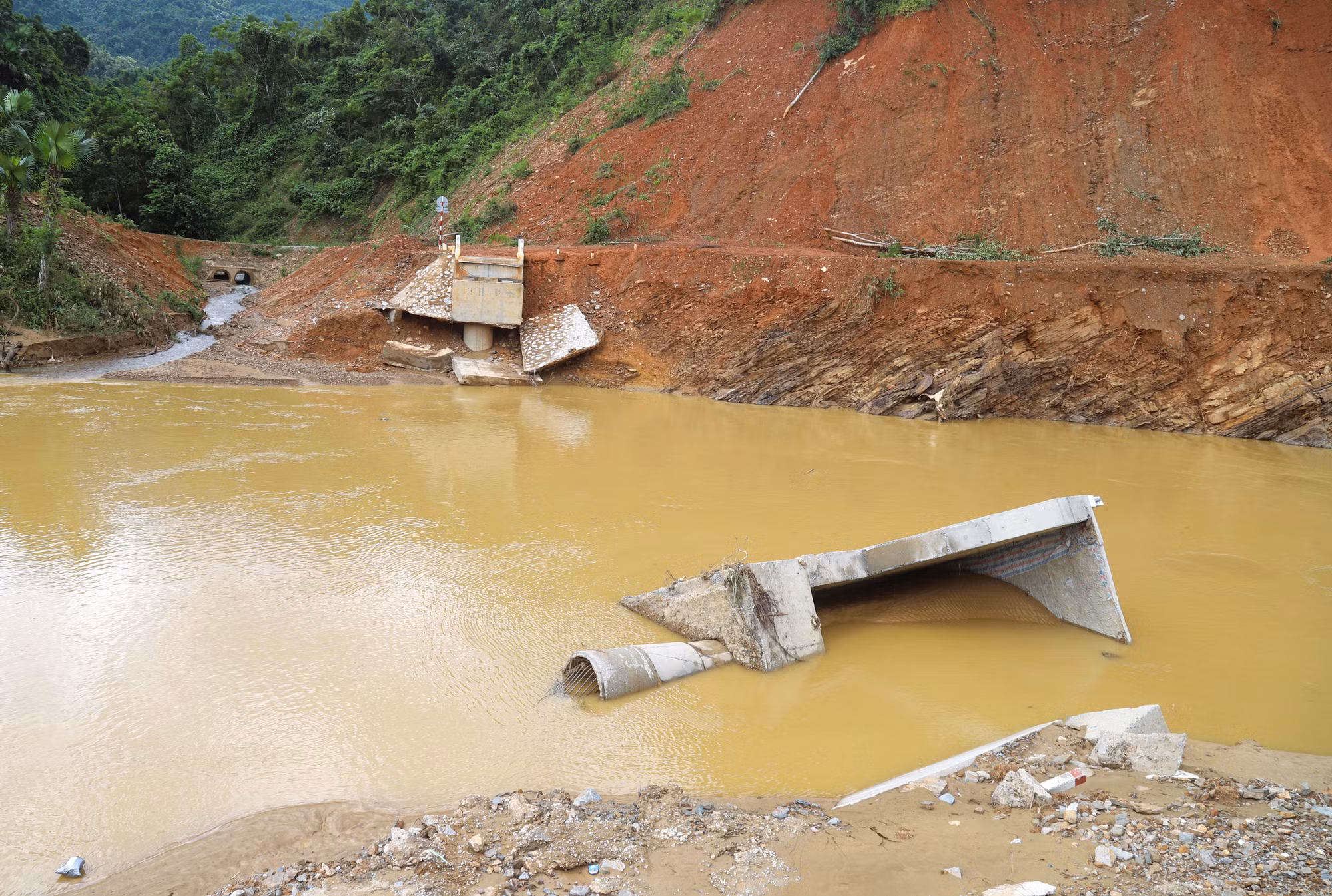 Cầu bê-tông bắc qua suối Nậm Ngân bị lũ ống, lũ quét cuốn trôi các nhịp và đổ mố cầu khiến đồng bào Ơ Đu không thể di chuyển sang khu vực chăn nuôi, sản xuất nông nghiệp tập trung bên kia suối.