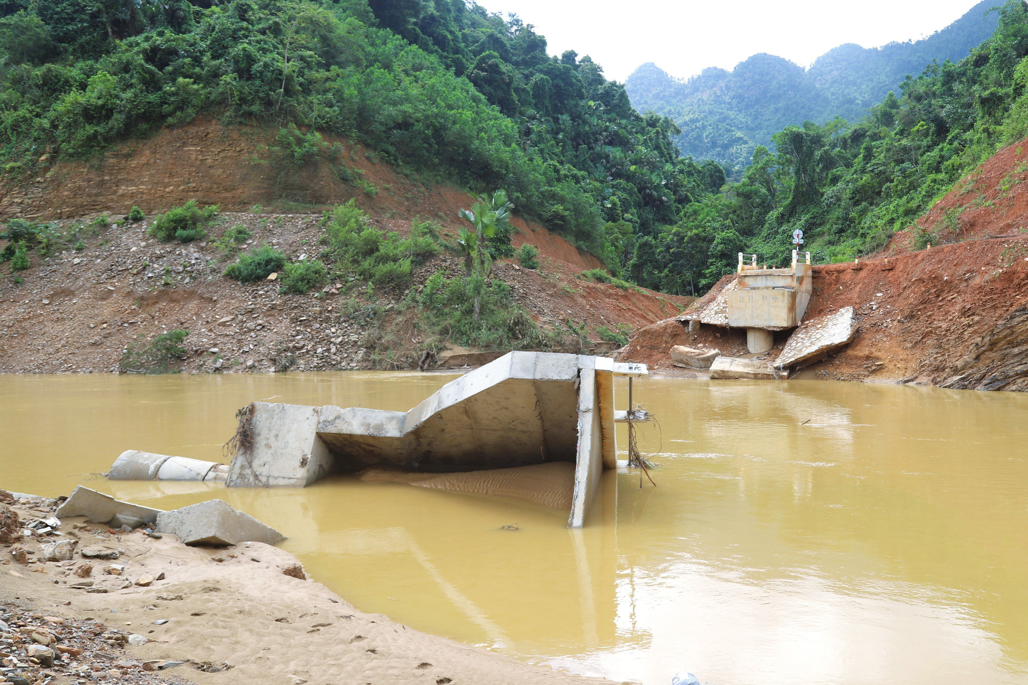Hiện trường cầu bê-tông bắc qua suối Nậm Ngân bị lũ ống, lũ quét cuốn trôi trong trưa 29/9/2025. ban-vang-mon-cua-dong-bao-o-du-2.jpg
