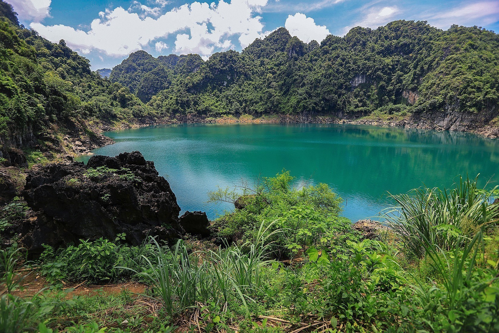 Hồ Mắt Ngọc vẫn còn hoang sơ, không ồn ào dịch vụ, dành cho những ai muốn hòa mình vào thiên nhiên hoặc đơn giản chỉ để thả lỏng tâm trí.
