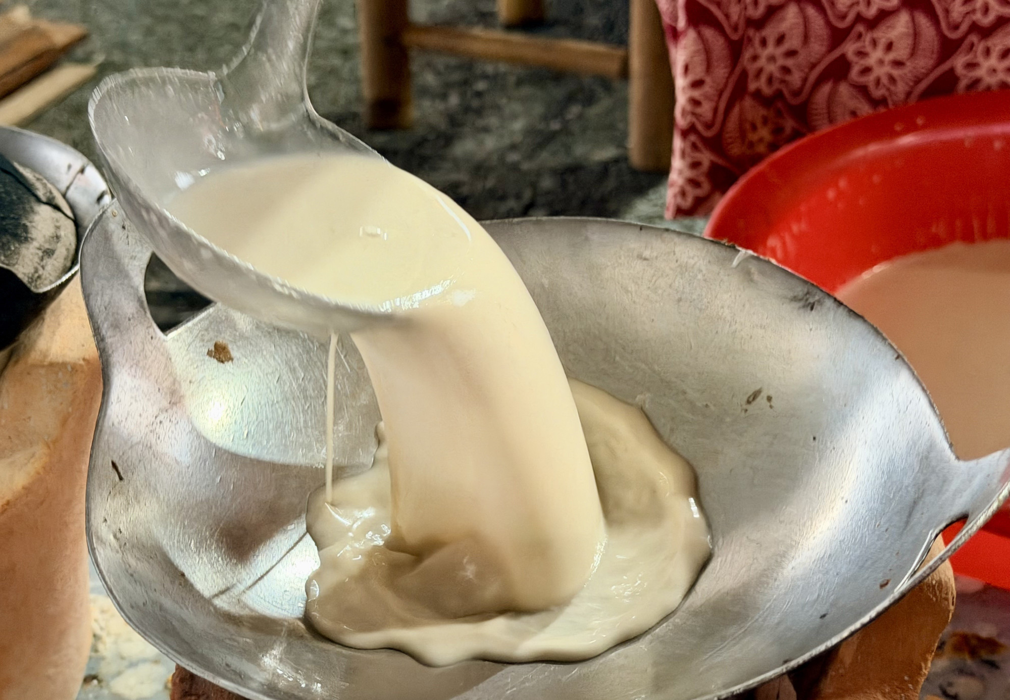 Bột bánh làm từ bột gạo, nước cốt dừa, đường và thốt nốt tạo nên hương vị đặc trưng của bánh.