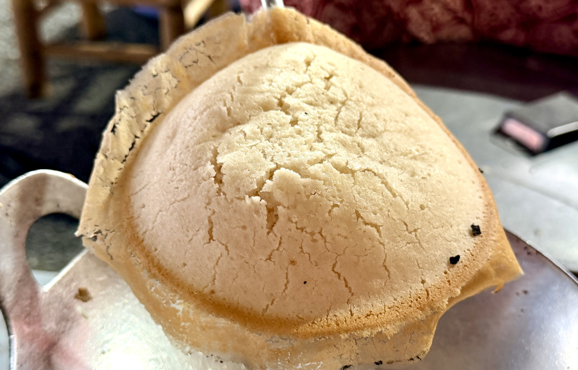 Bánh vừa ra lò với lớp vỏ vàng óng, bên trong mềm xốp.