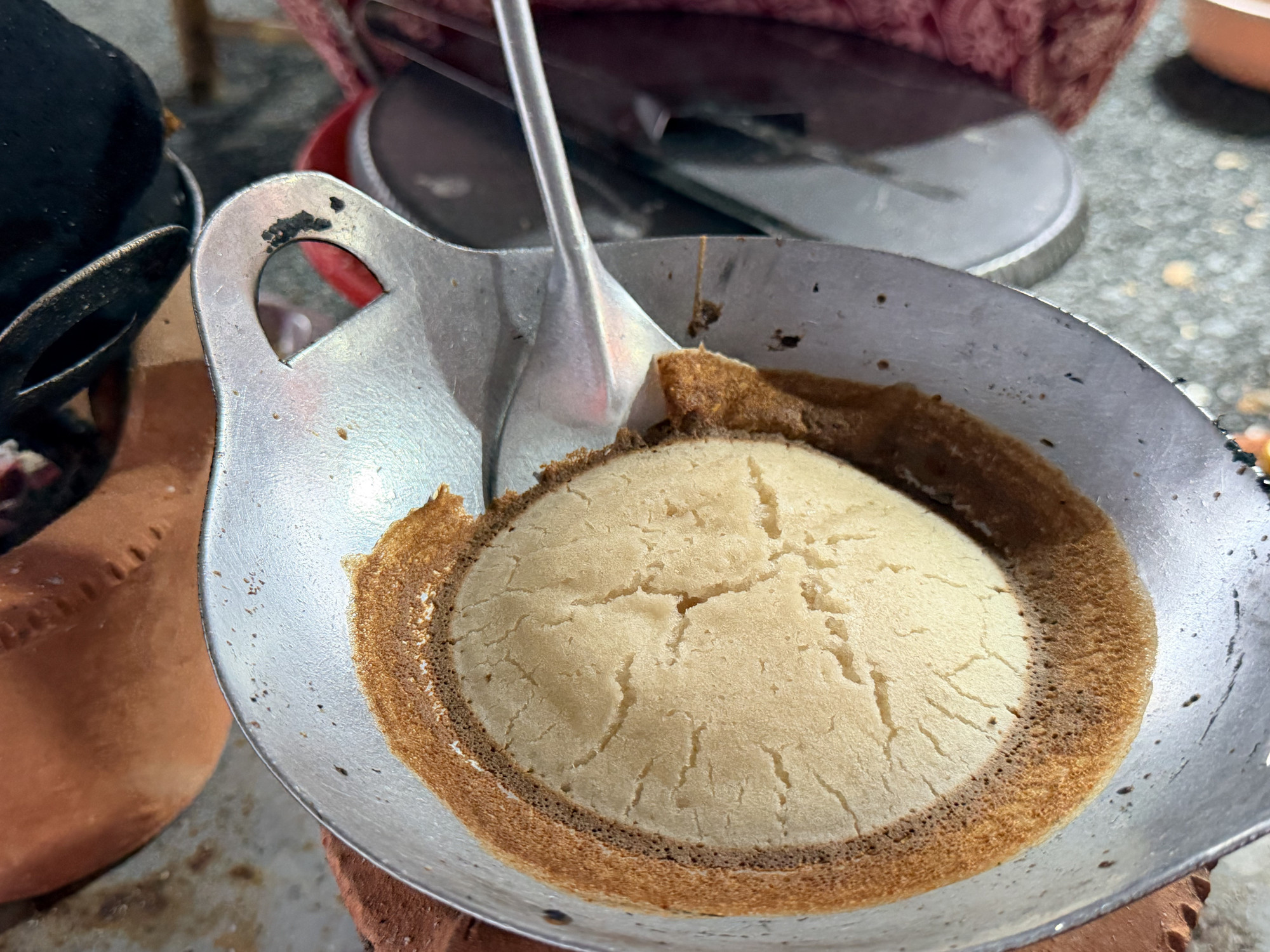 Bánh được nướng trên khuôn gang truyền thống, tỏa hương thơm hấp dẫn.