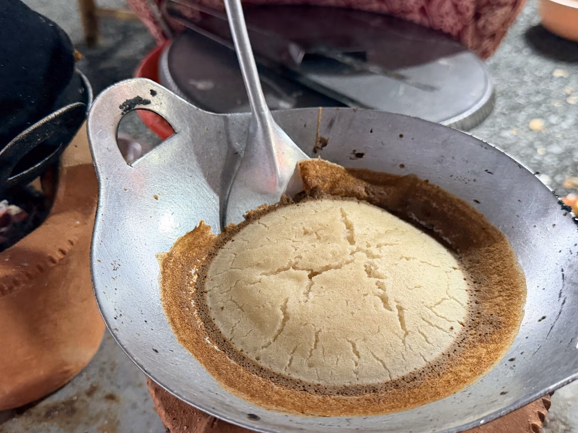 Bánh được nướng trên khuôn gang truyền thống, tỏa hương thơm hấp dẫn.