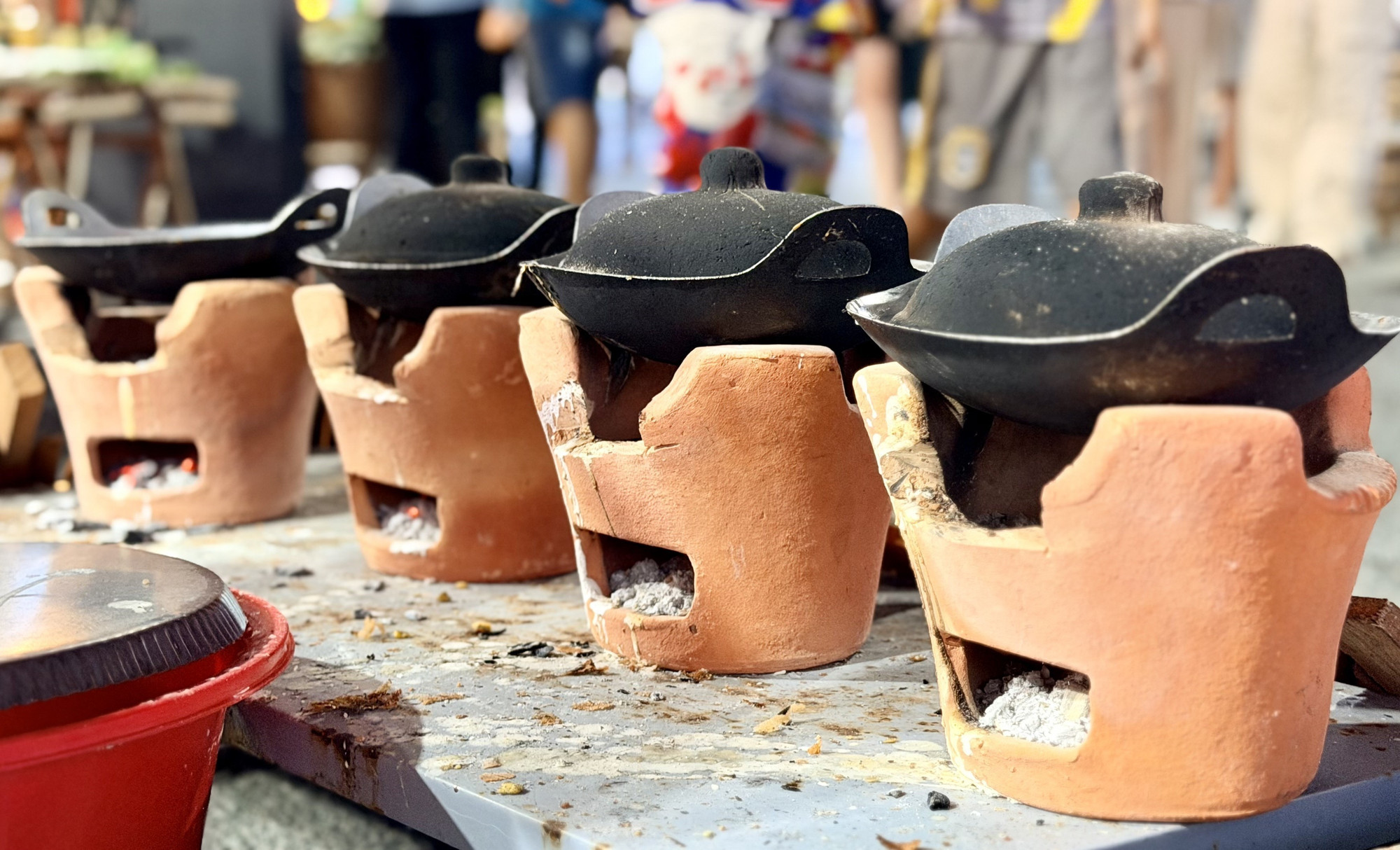 Từng chiếc chảo nhỏ nướng bánh được đặt ngay ngắn trên bếp than hồng.