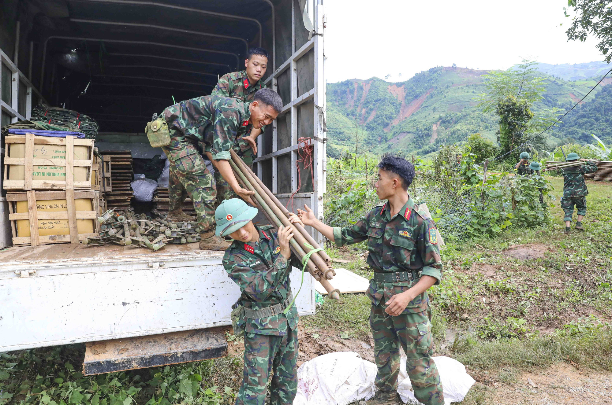 Bộ đội dựng nhà tạm cho người dân vùng lũ xã Xa Dung (ảnh chụp lúc 8h27 ngày 2/8). Ảnh: Xuân Tư/TTXVN Bộ đội dựng nhà tạm cho người dân vùng lũ xã Xa Dung (ảnh chụp lúc 8h27 ngày 2/8). Ảnh: Xuân Tư/TTXVN