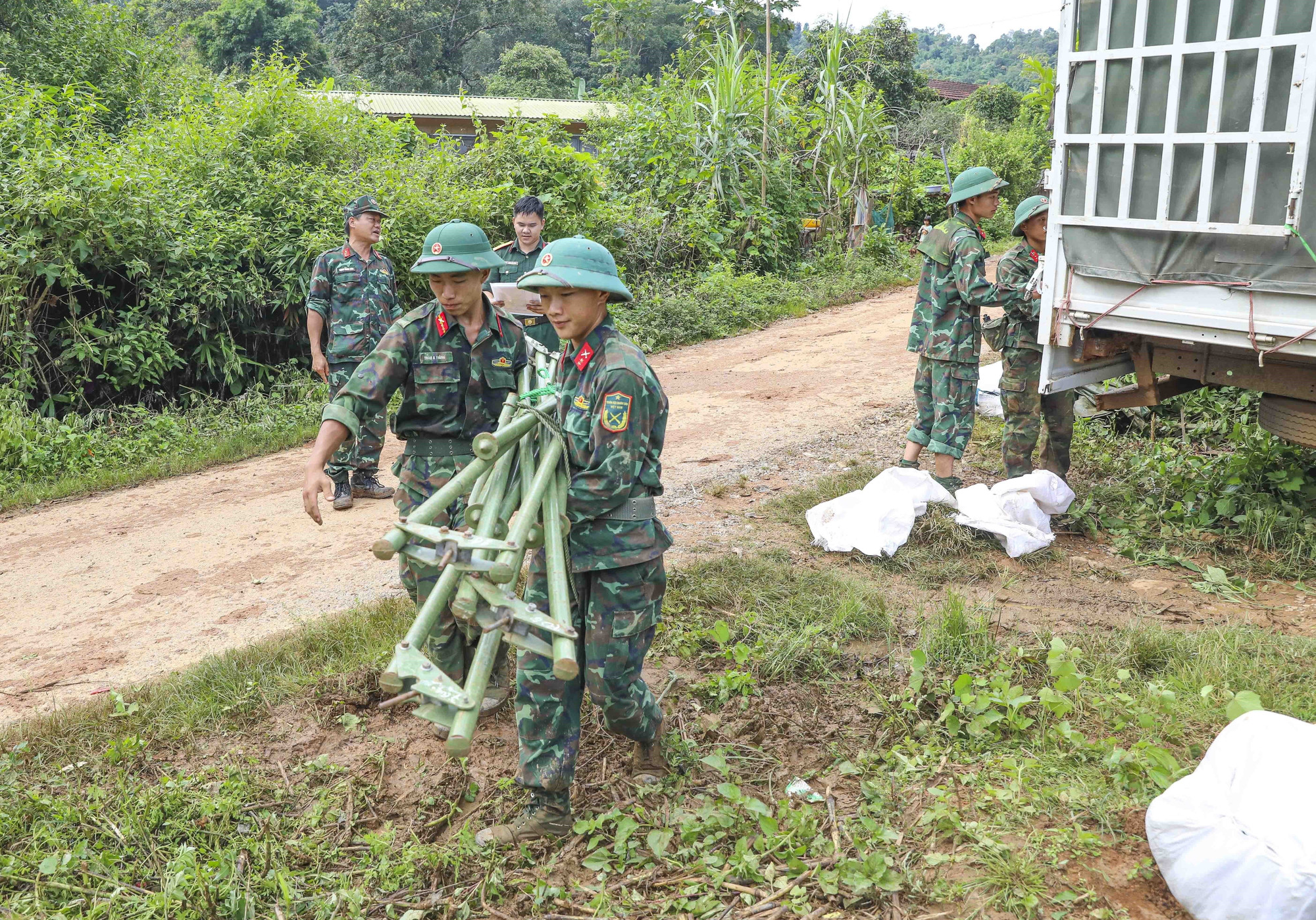 Bộ đội dựng nhà tạm cho người dân vùng lũ xã Xa Dung (ảnh chụp lúc 8h26 ngày 2/8). Ảnh: Xuân Tư/TTXVN Bộ đội dựng nhà tạm cho người dân vùng lũ xã Xa Dung (ảnh chụp lúc 8h26 ngày 2/8). Ảnh: Xuân Tư/TTXVN