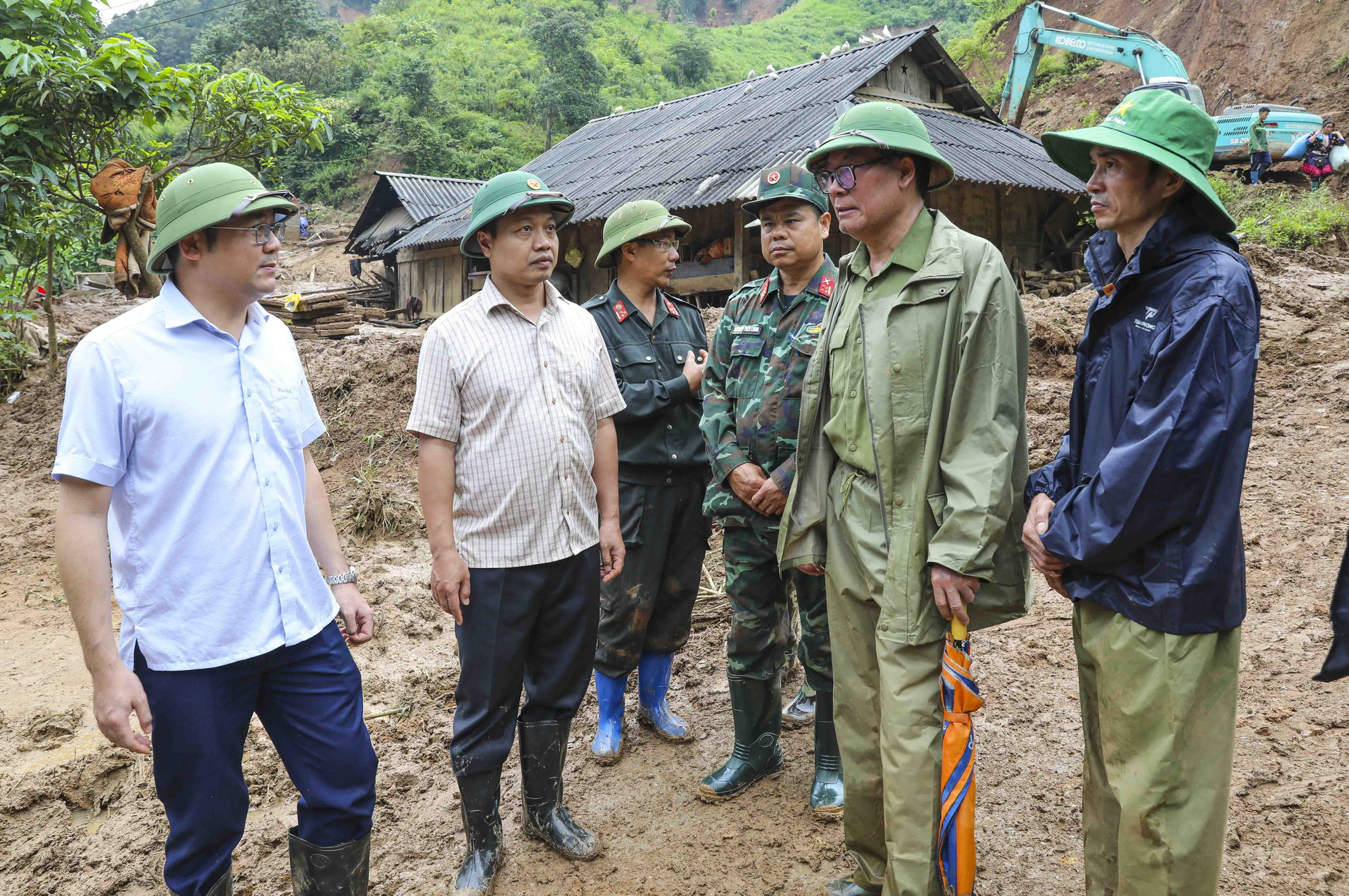 Phó Bí thư Tỉnh ủy Điện Biên Trần Tiến Dũng (thứ 2, từ trái sang) chỉ đạo khắc phục sạt lở, lũ quét tại bản Háng Pu Xi, xã Xa Dung (ảnh chụp lúc 7h09 ngày 2/8). Ảnh: Xuân Tư/TTXVN Phó Bí thư Tỉnh ủy Điện Biên Trần Tiến Dũng (thứ 2, từ trái sang) chỉ đạo khắc phục sạt lở, lũ quét tại bản Háng Pu Xi, xã Xa Dung (ảnh chụp lúc 7h09 ngày 2/8). Ảnh: Xuân Tư/TTXVN
