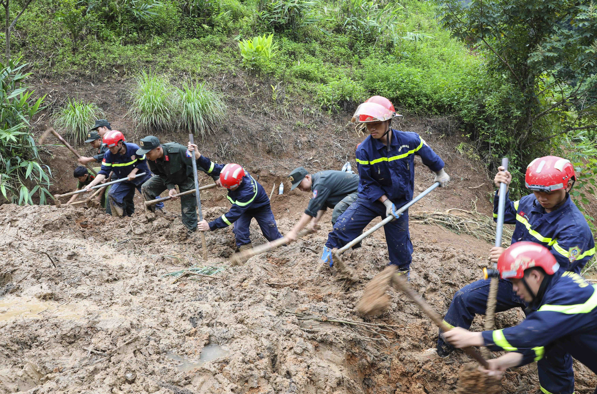 Các chiến sĩ lực lượng Cảnh sát PCCC và cứu nạn, cứu hộ tham gia tìm kiếm nạn nhân mất tích do lũ quét, sạt lở đất ở bản Háng Pu Xi, xã Xa Dung (ảnh chụp lúc 6h57 ngày 2/8). Ảnh: Xuân Tư/TTXVN Các chiến sĩ lực lượng Cảnh sát PCCC và cứu nạn, cứu hộ tham gia tìm kiếm nạn nhân mất tích do lũ quét, sạt lở đất ở bản Háng Pu Xi, xã Xa Dung (ảnh chụp lúc 6h57 ngày 2/8). Ảnh: Xuân Tư/TTXVN