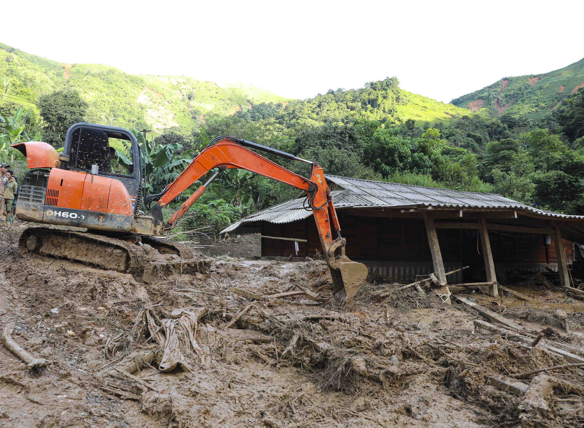 Máy xúc được huy động để khắc phục hậu quả lũ quét, sạt lở đất (ảnh chụp lúc 18h10 ngày 1/8). Ảnh: Xuân Tư/TTXVN Máy xúc được huy động để khắc phục hậu quả lũ quét, sạt lở đất (ảnh chụp lúc 18h10 ngày 1/8). Ảnh: Xuân Tư/TTXVN