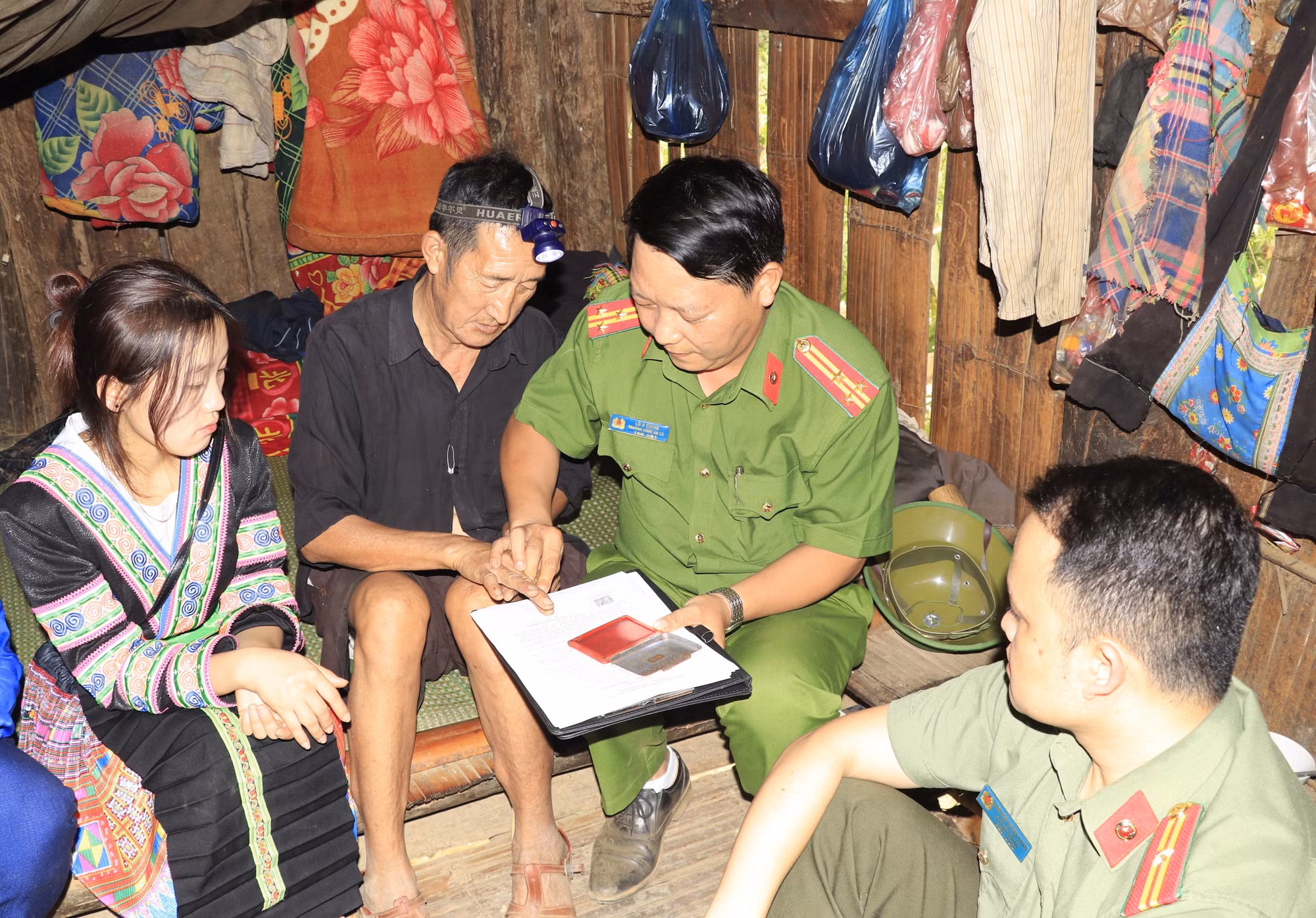 Công an xã Khao Mang đến từng hộ gia đình ký cam kết không sử dụng ma túy.