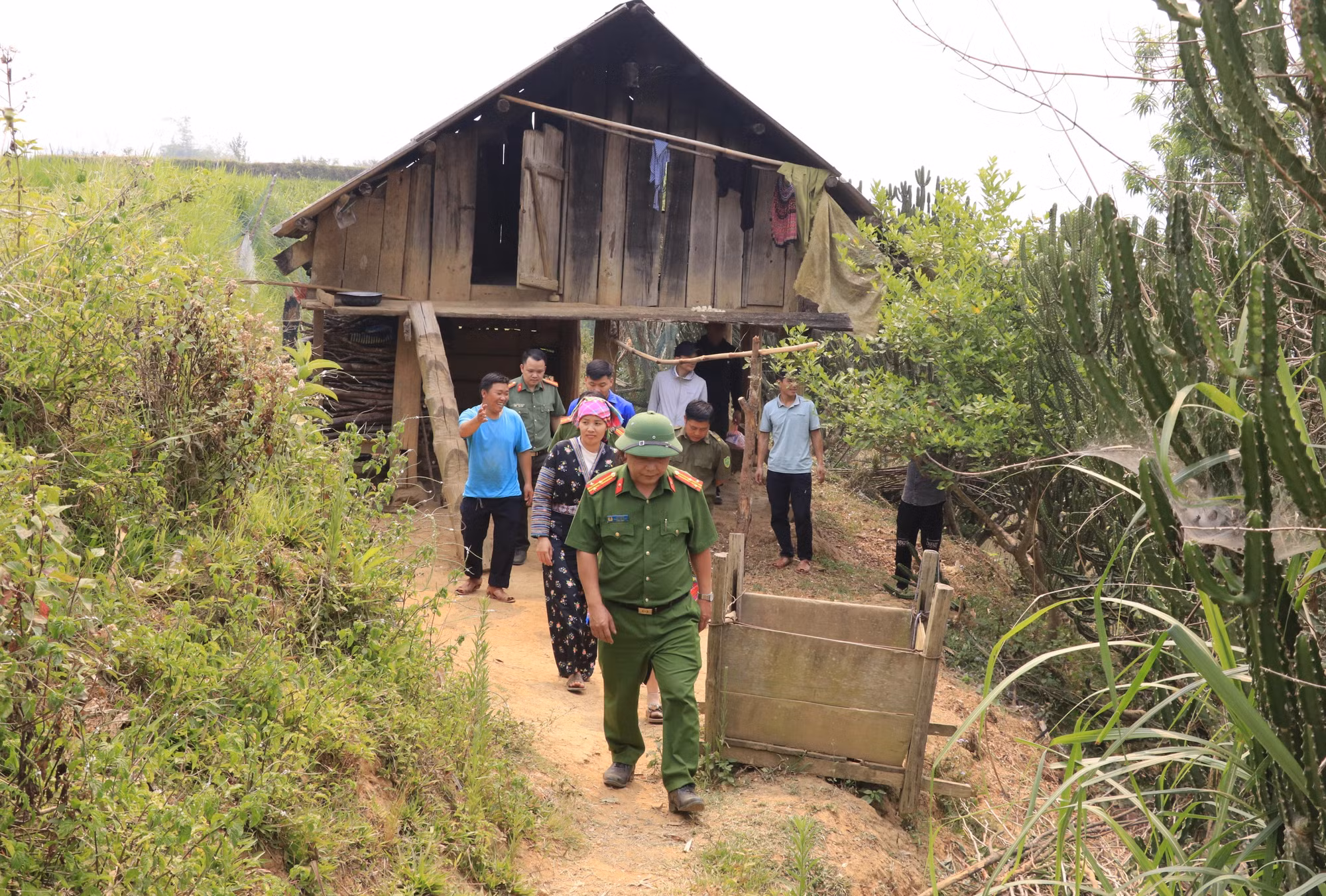 Lực lượng công an vượt mọi khó khăn đến từng hộ dân tuyên truyền về phòng, chống ma túy.