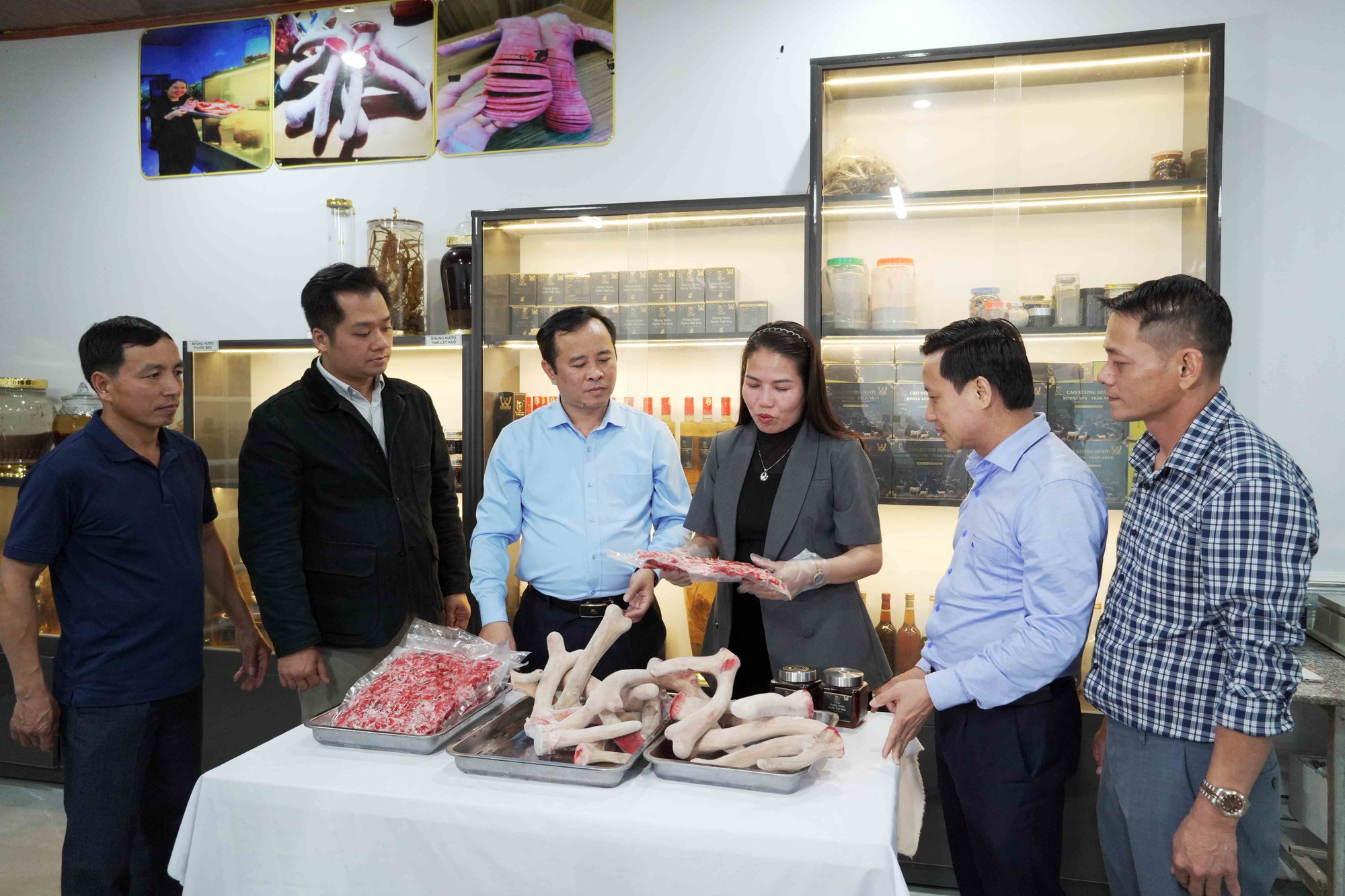 Khách hàng tham quan tại cơ sở sản xuất, chế biến nhung hươu Trầm Nhân (xã Hương Sơn).