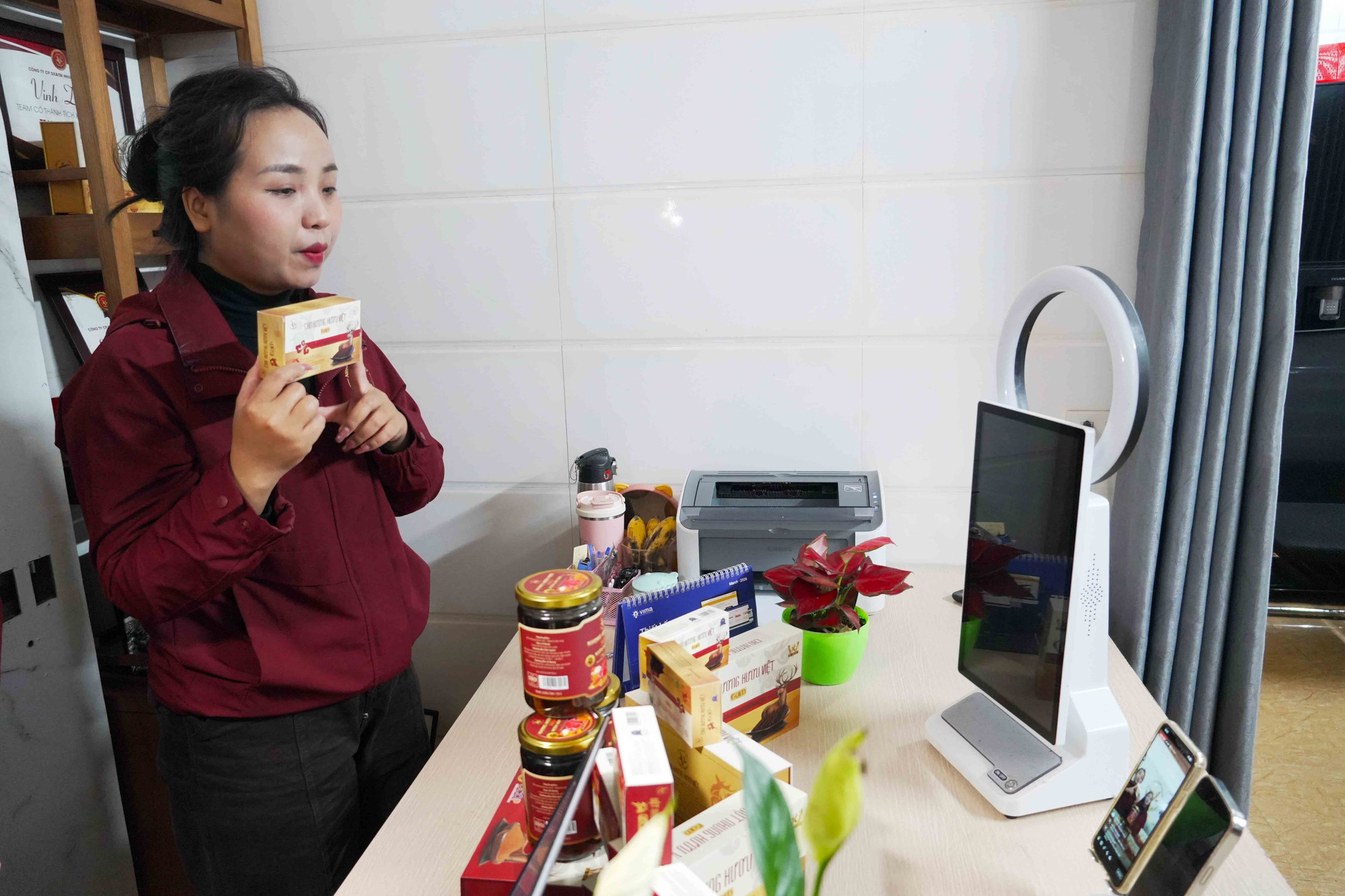 Nhân viên công ty TNHH thương mại và dịch vụ Nhung hươu Việt livestream giới thiệu, bán sản qua mạng xã hội.