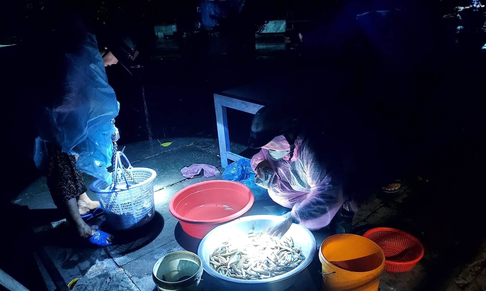 Ở chợ Tha La gần như ai cũng quen mặt, mua, bán không cần trả giá nhiều, thương lái chỉ việc cân cá rồi trả tiền.