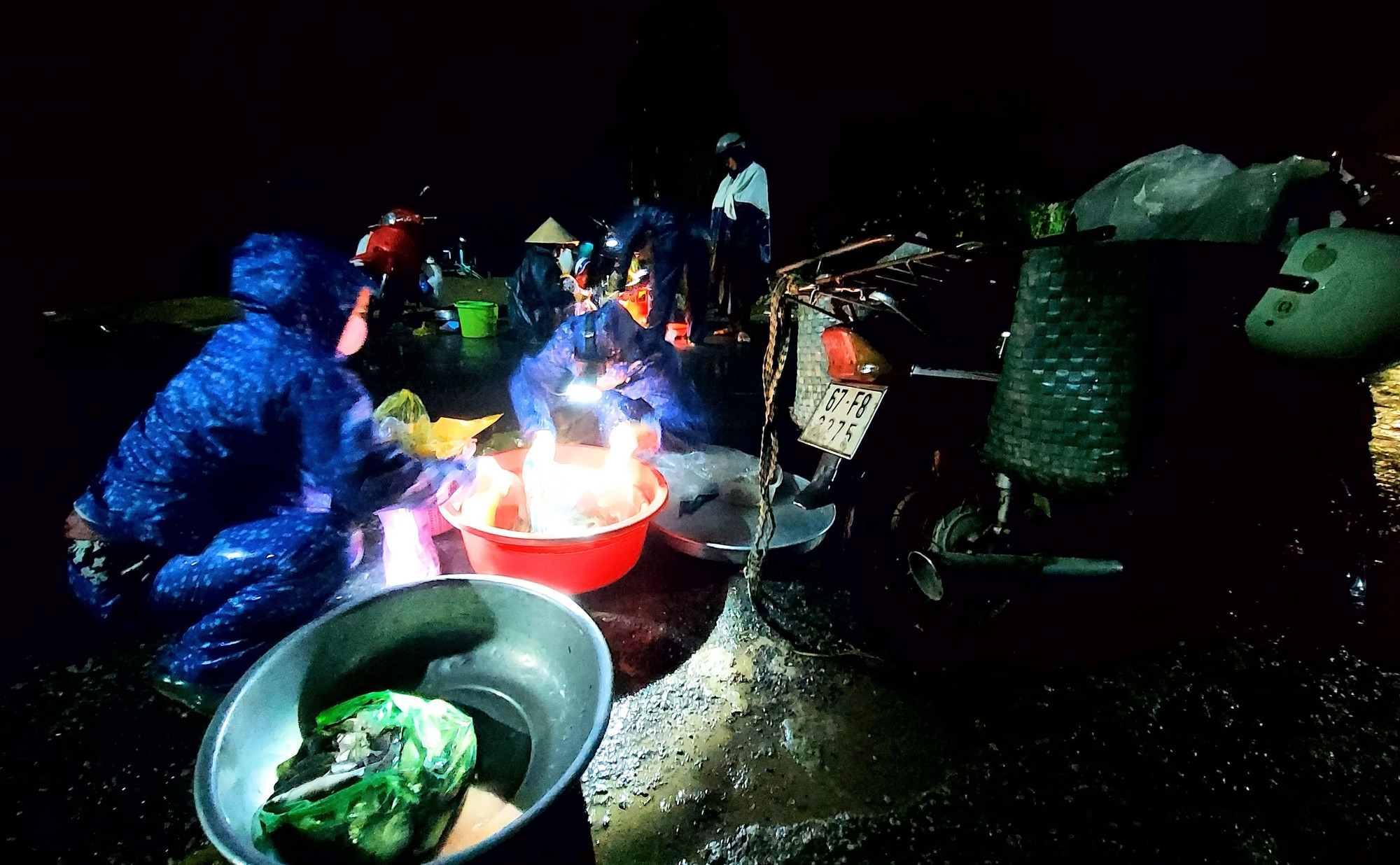 Cảnh mua bán cá đồng ở &quot;chợ ma&quot; Tha La (phường Vĩnh Tế, tỉnh An Giang) giữa mùa nước nổi.