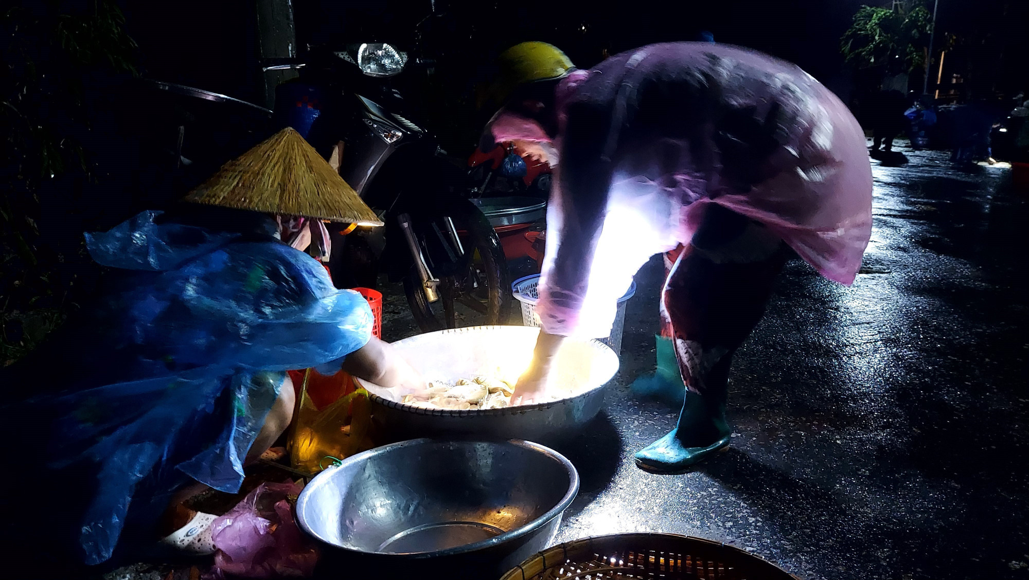 Ở &quot;chợ ma&quot; Tha La, mỗi người đều mang theo chiếc đèn pin để thuận lợi cho việc mua bán.